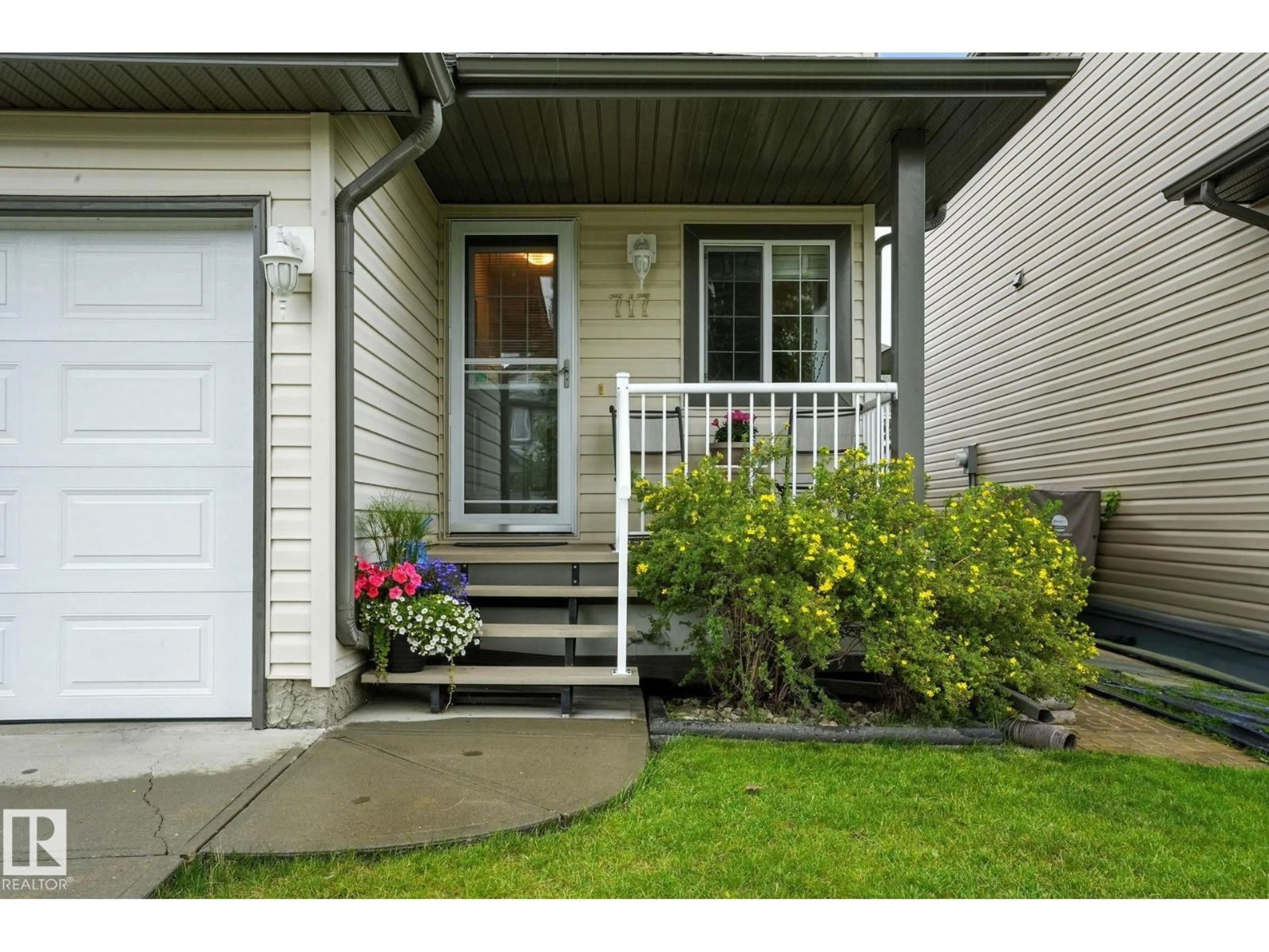 Indoor entryway for 717 82 ST, Edmonton Alberta T6X1L8