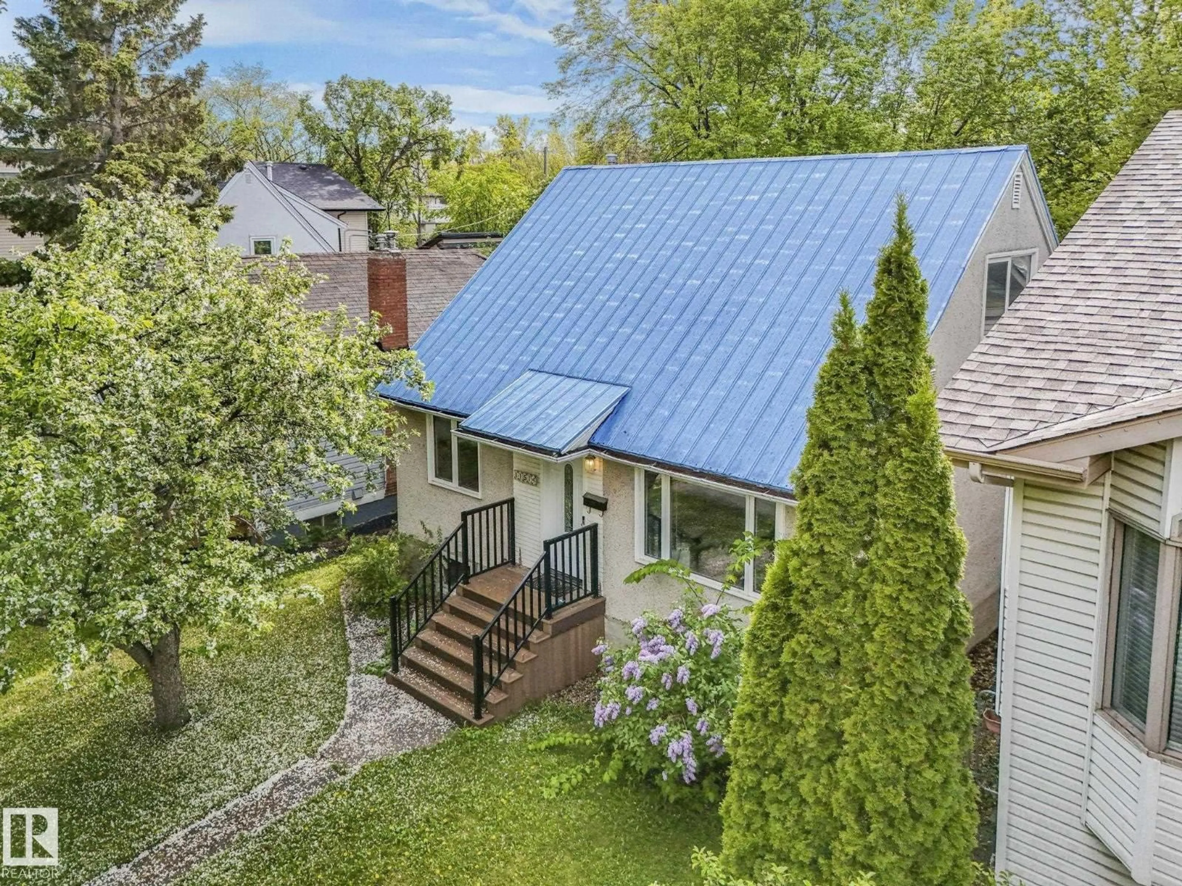 A pic from outside/outdoor area/front of a property/back of a property/a pic from drone, street for 11514 122 ST, Edmonton Alberta T5M0C1
