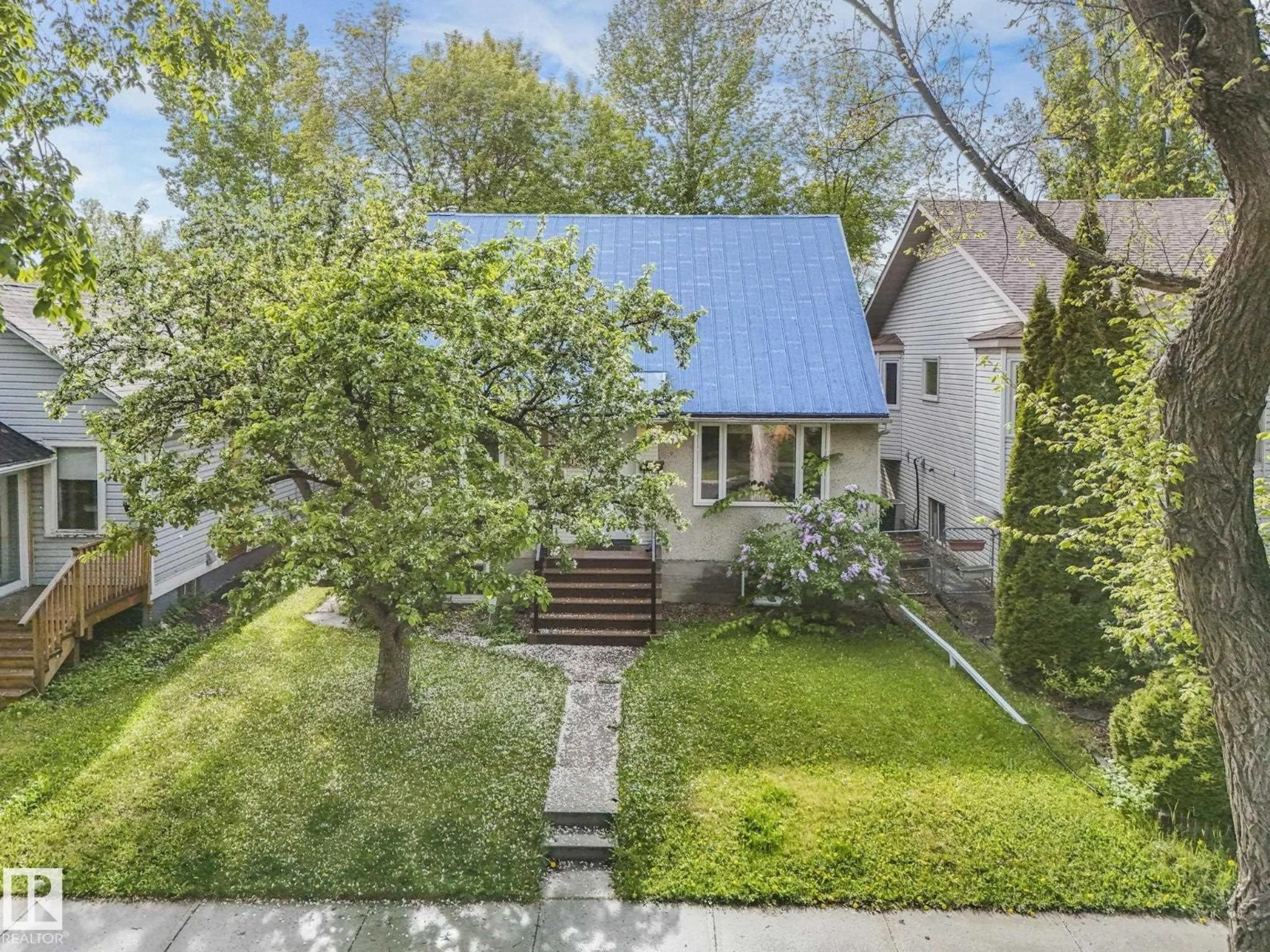 A pic from outside/outdoor area/front of a property/back of a property/a pic from drone, street for 11514 122 ST, Edmonton Alberta T5M0C1