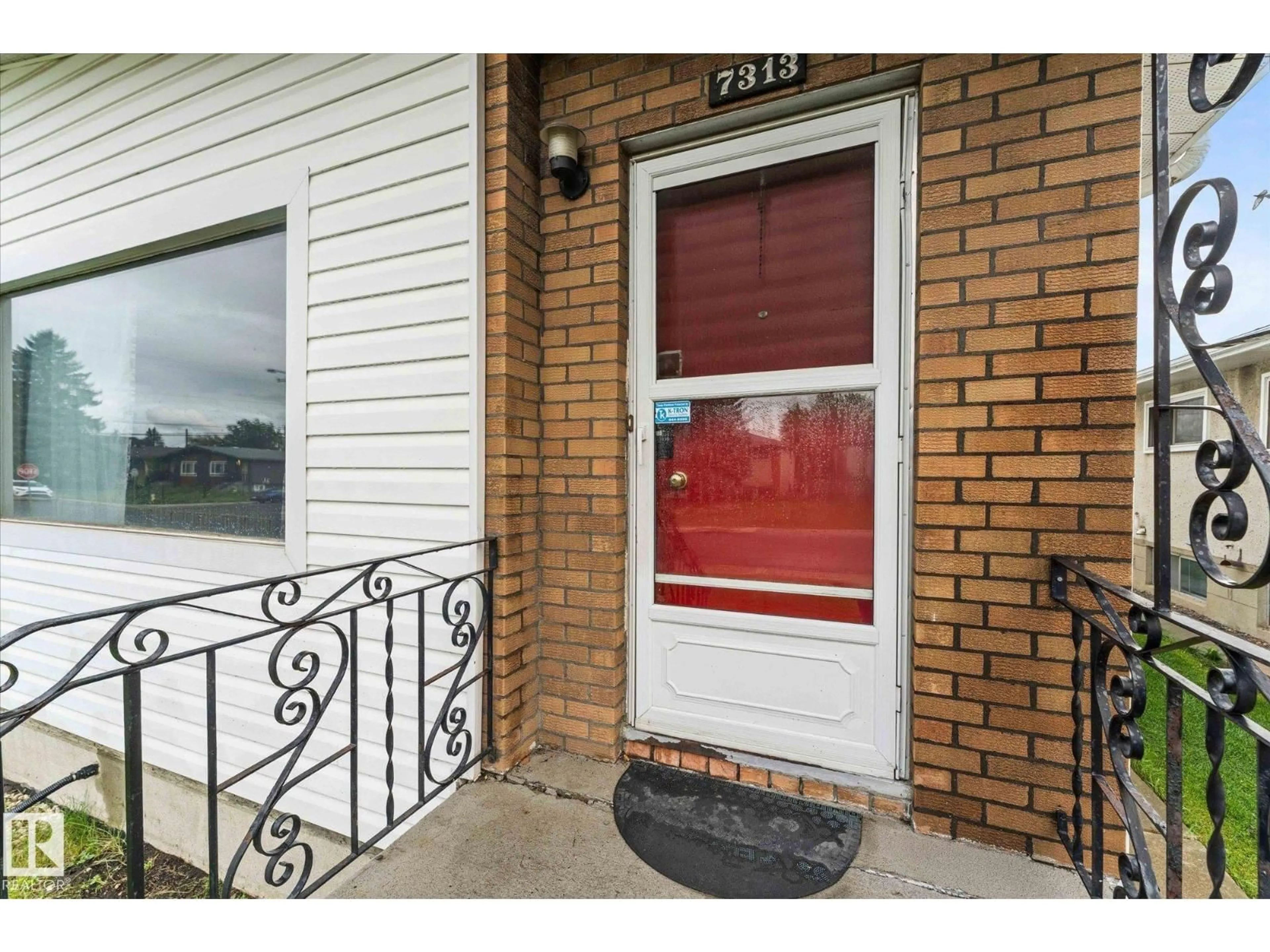 Indoor entryway for 7311/7313 79 AV, Edmonton Alberta T6B0C4