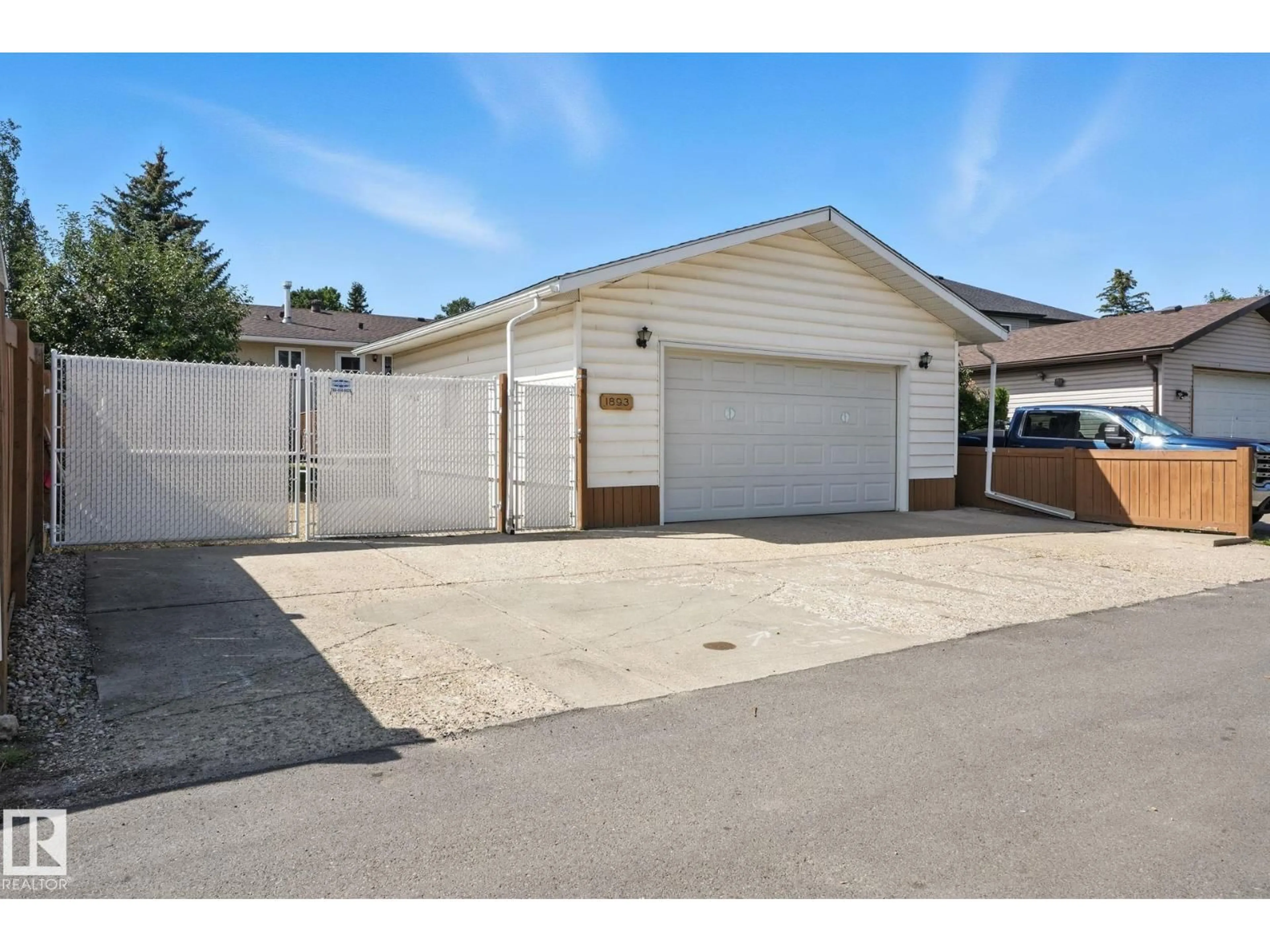 Indoor garage for 1893 48 ST, Edmonton Alberta T6L2T3