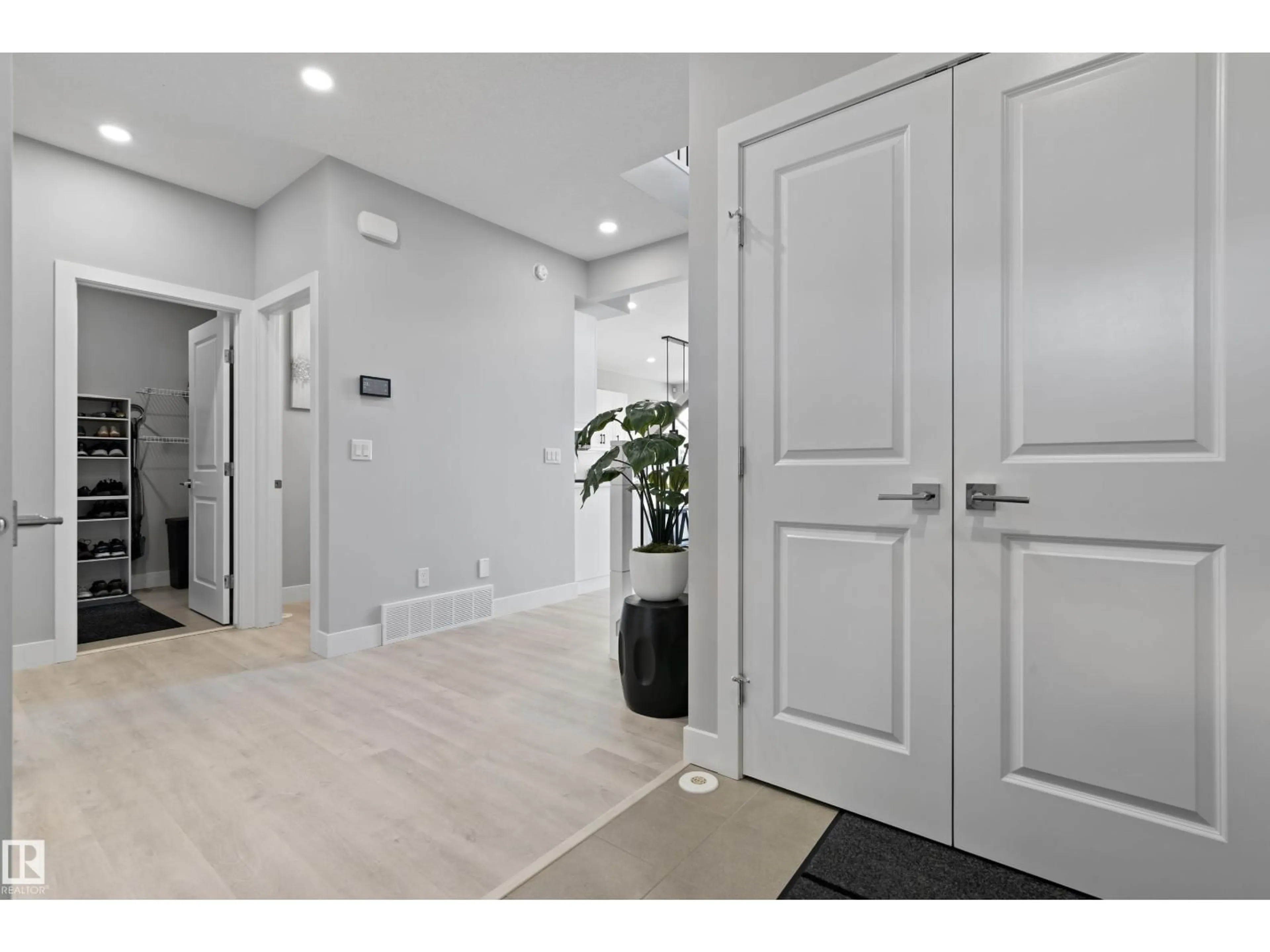 Indoor entryway for 2654 DONAGHEY CR, Edmonton Alberta T6W4T1