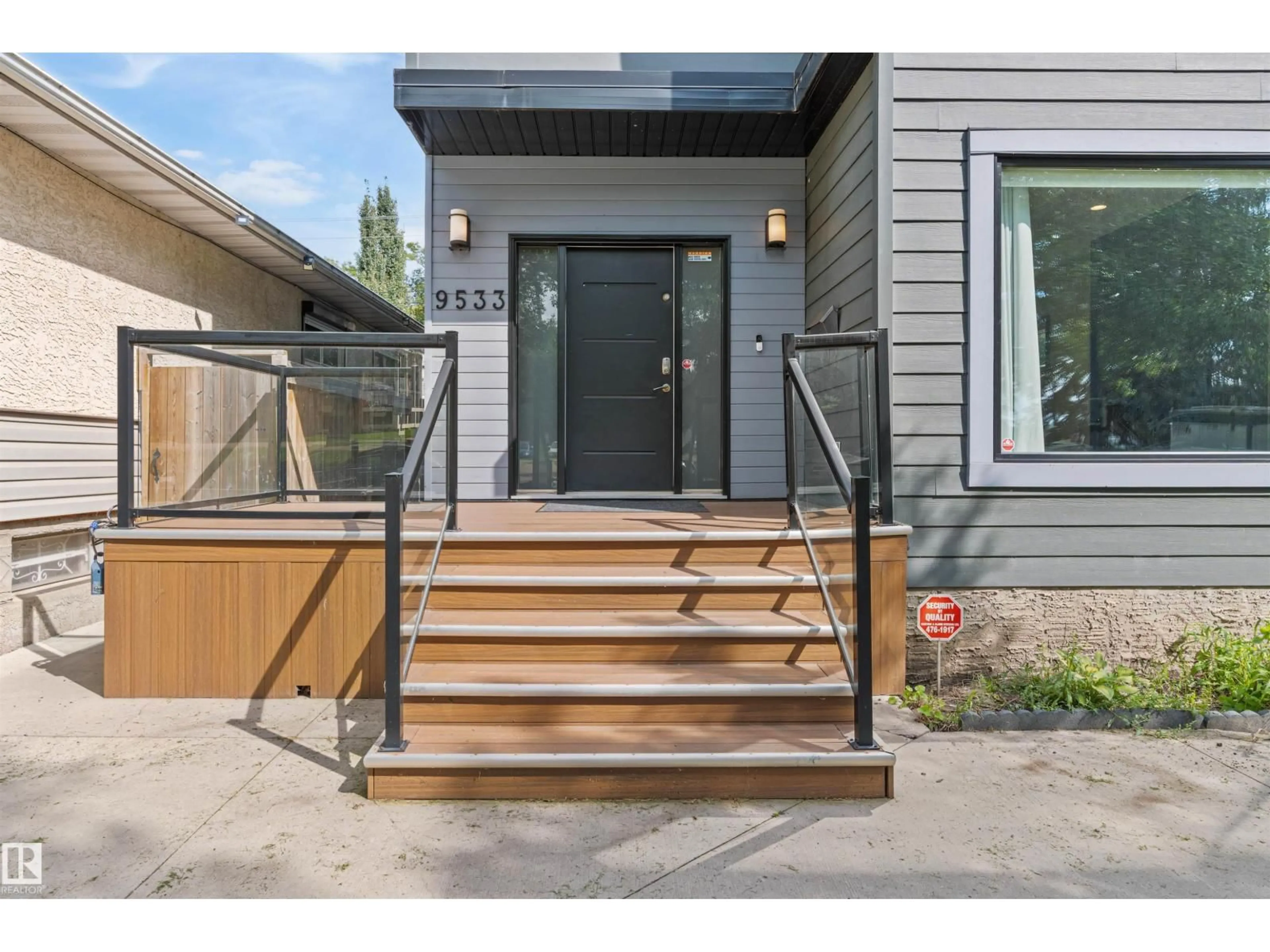 Indoor entryway for 9533 101 STREET, Edmonton Alberta T5K0W6