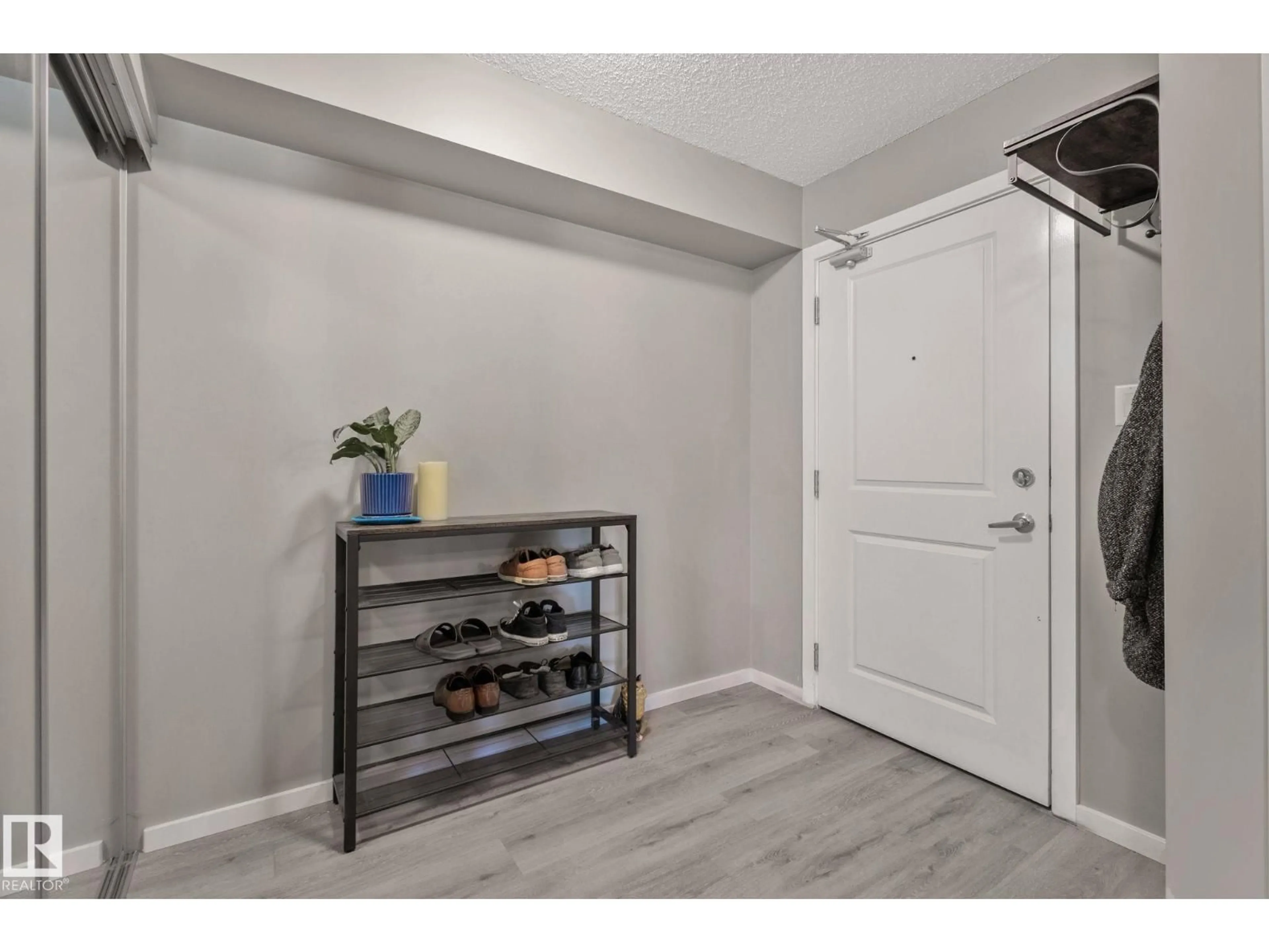 Indoor entryway for 148 - 121 EBBERS BV, Edmonton Alberta T5Y4A4