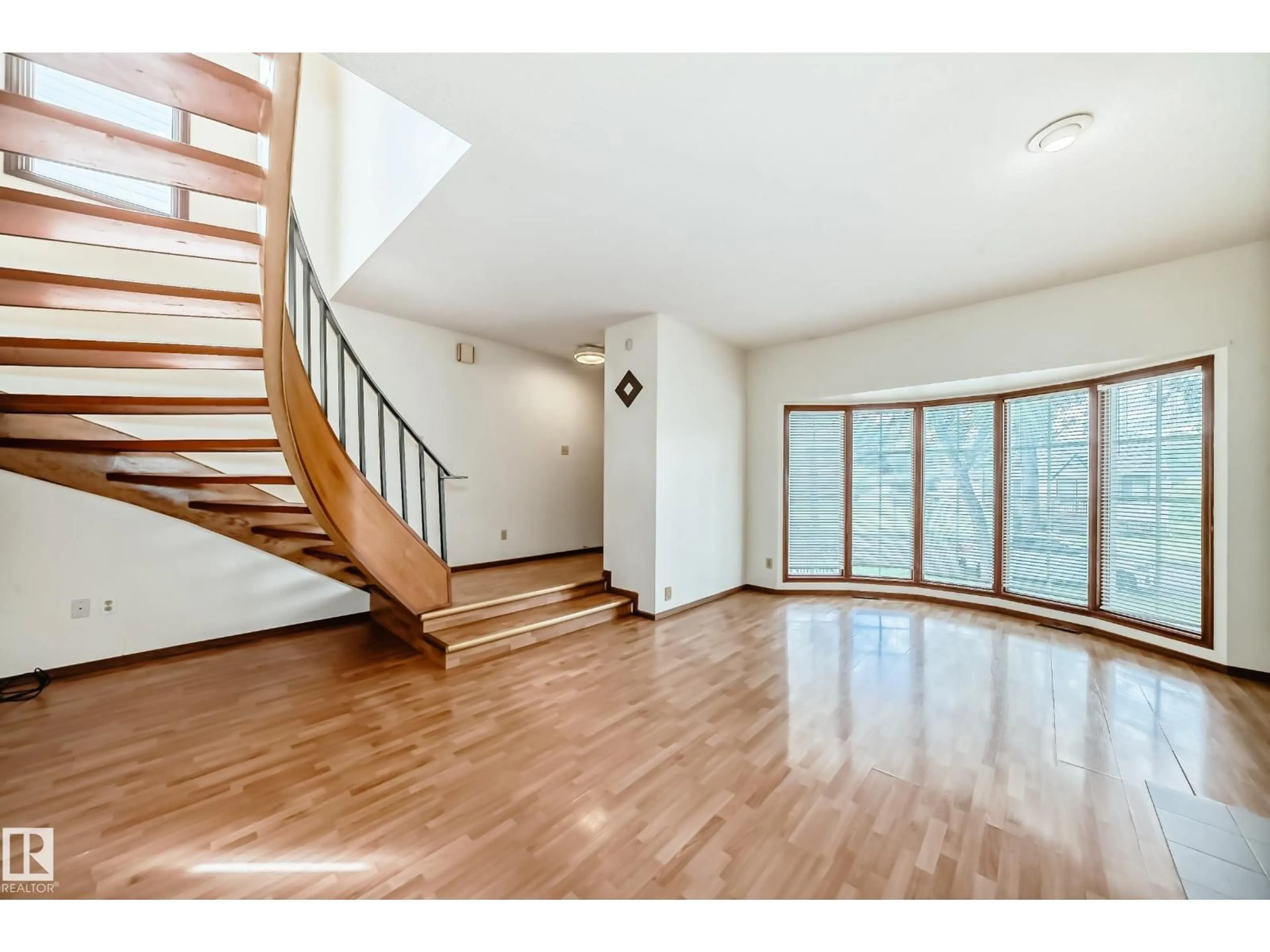Indoor foyer for NW - 12247 12249 91 ST, Edmonton Alberta T5B4C4