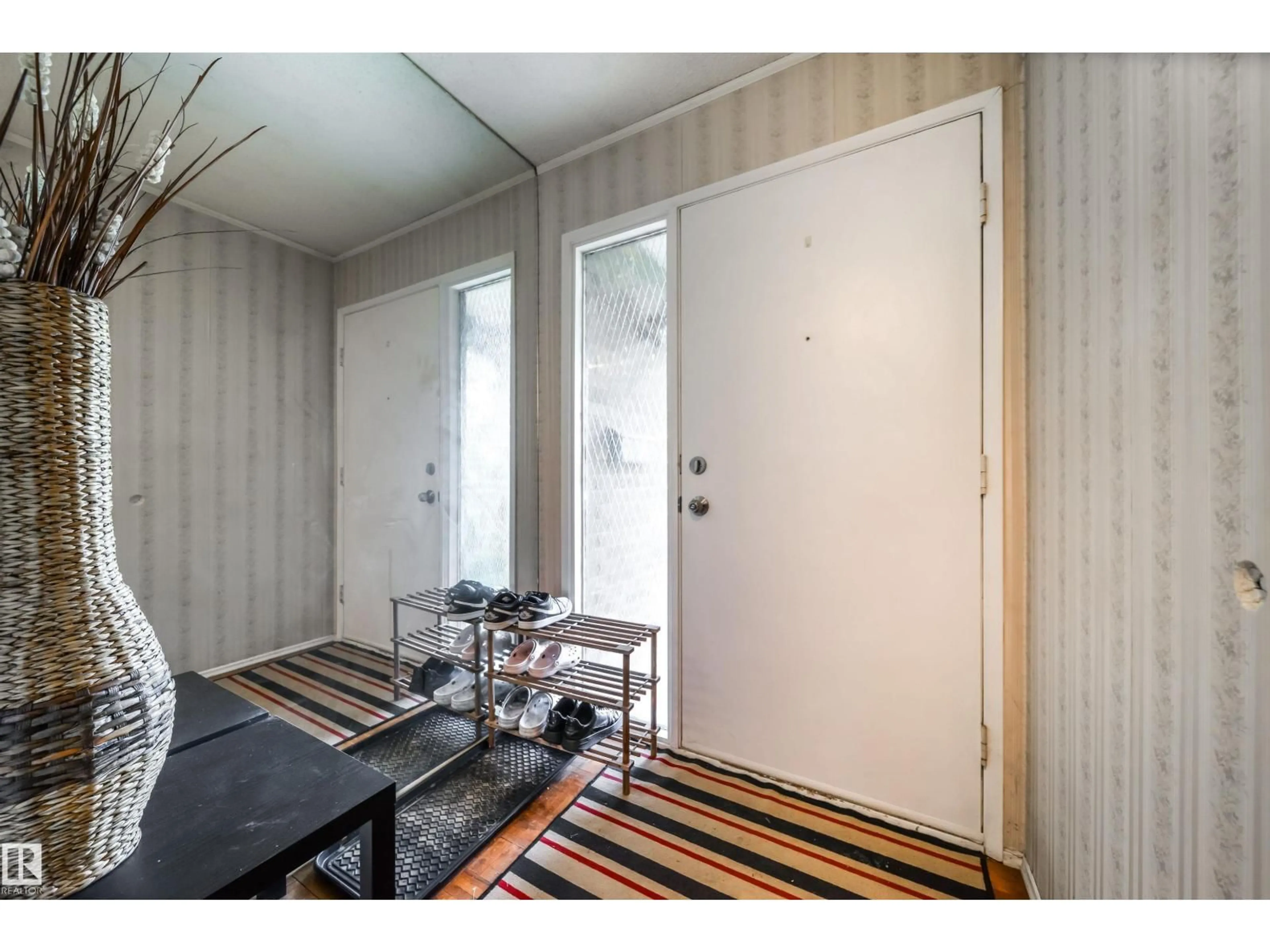 Indoor entryway for 18111 76 AV, Edmonton Alberta T5T2E9