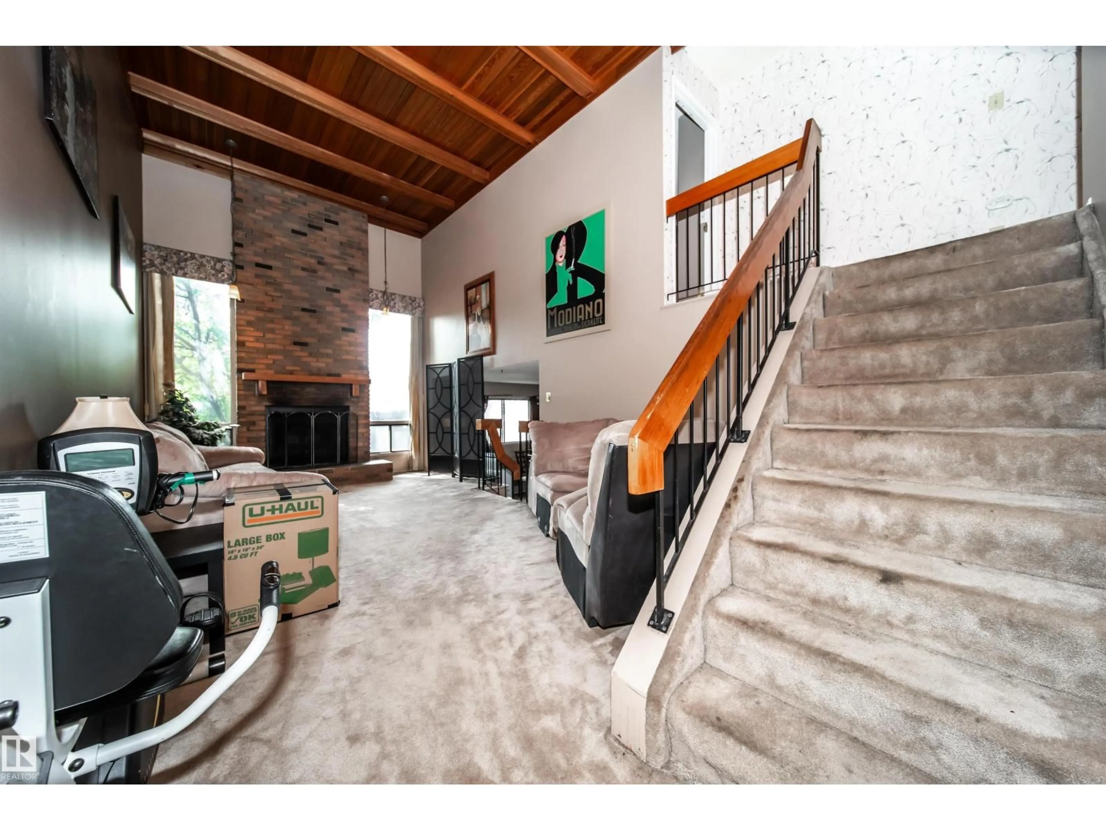 Indoor foyer for 18111 76 AV, Edmonton Alberta T5T2E9