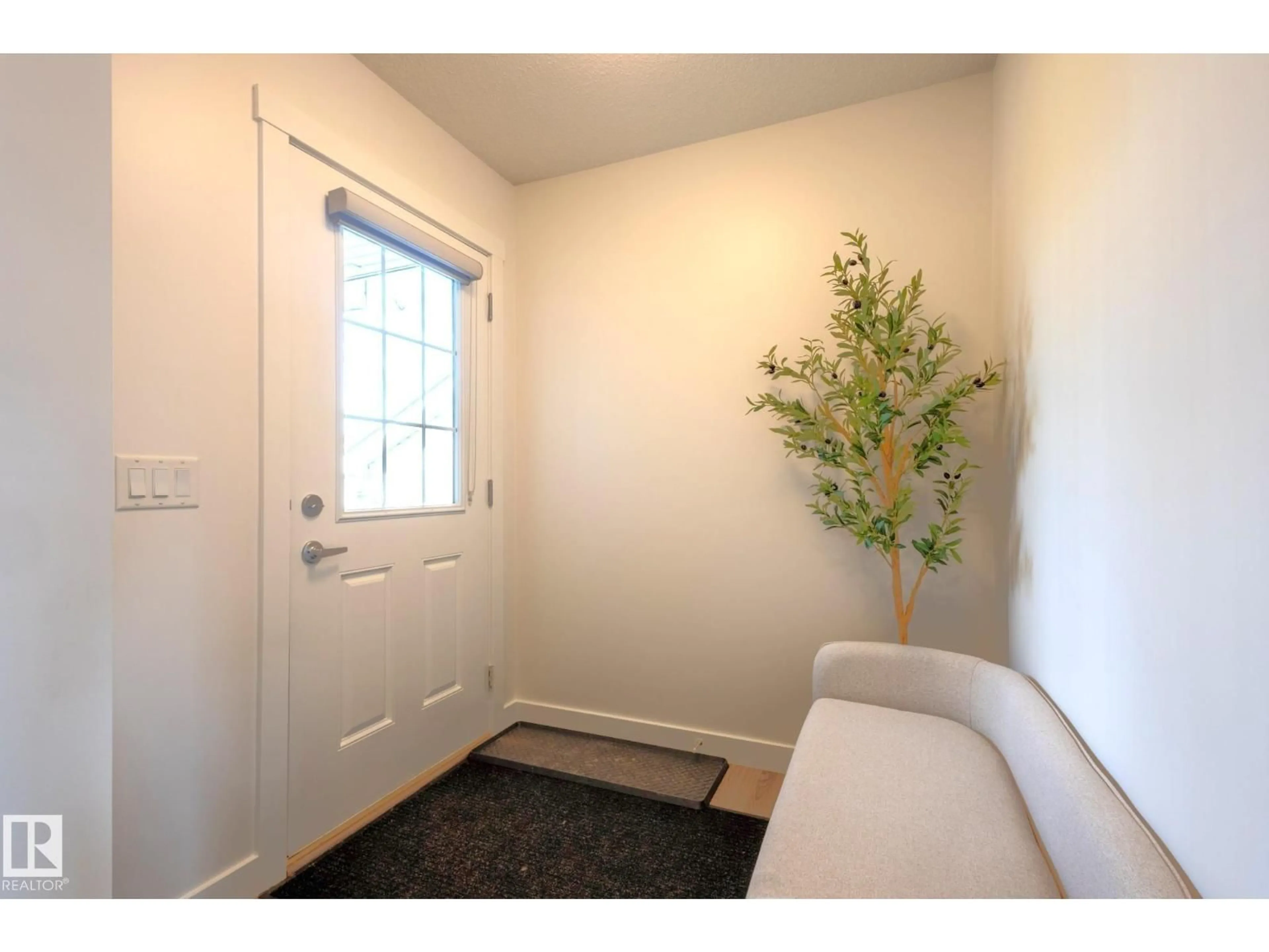 Indoor entryway for 16615 14 AV, Edmonton Alberta T6W3C3