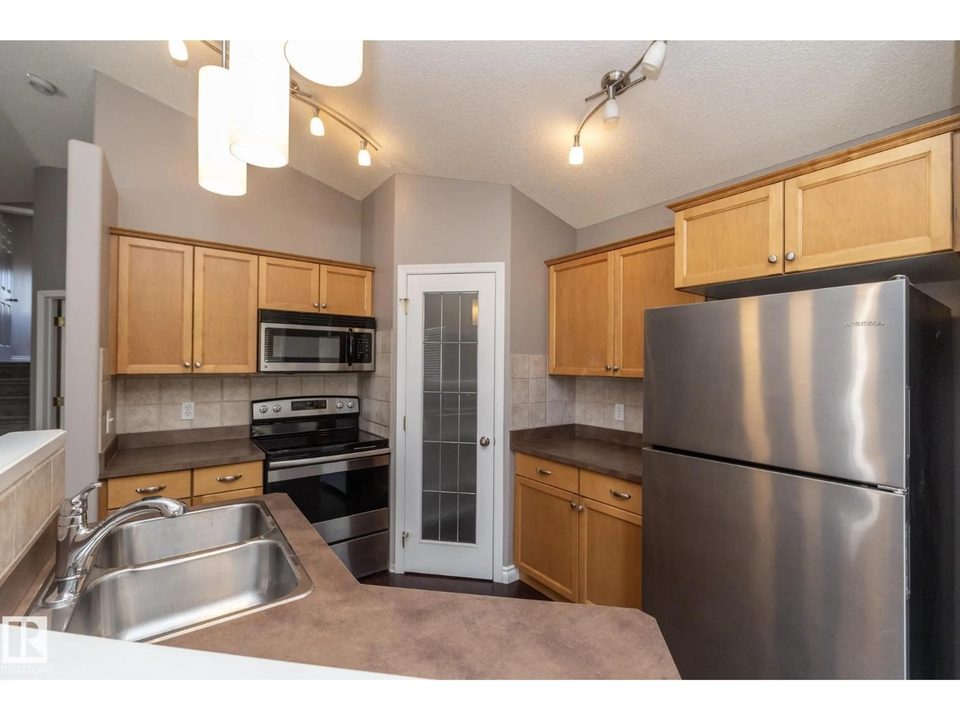 Standard kitchen, unknown for 846 HIGHWOOD BV, Devon Alberta T9G1T6