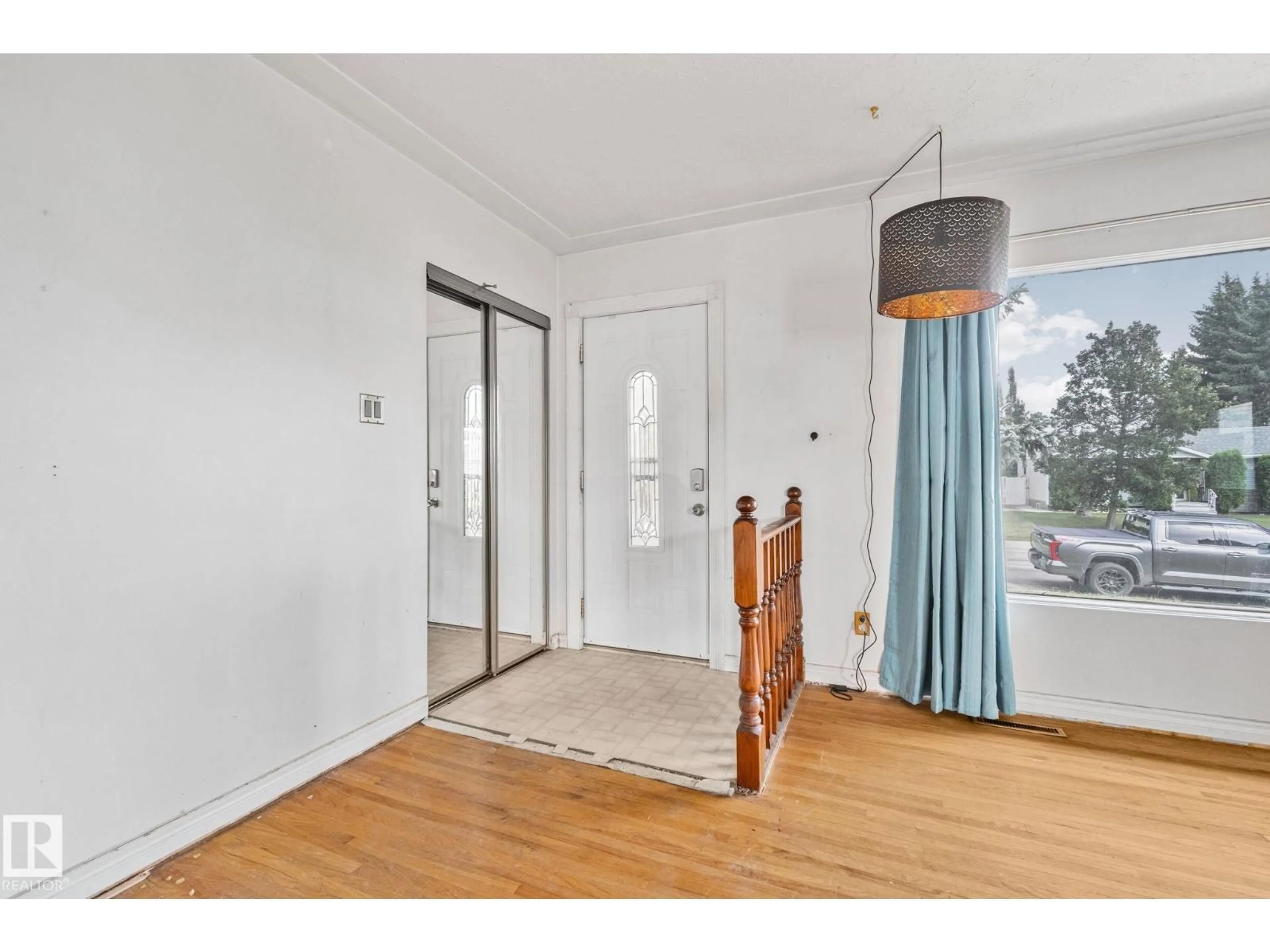 Indoor entryway for 13340 123 ST, Edmonton Alberta T5L0J9