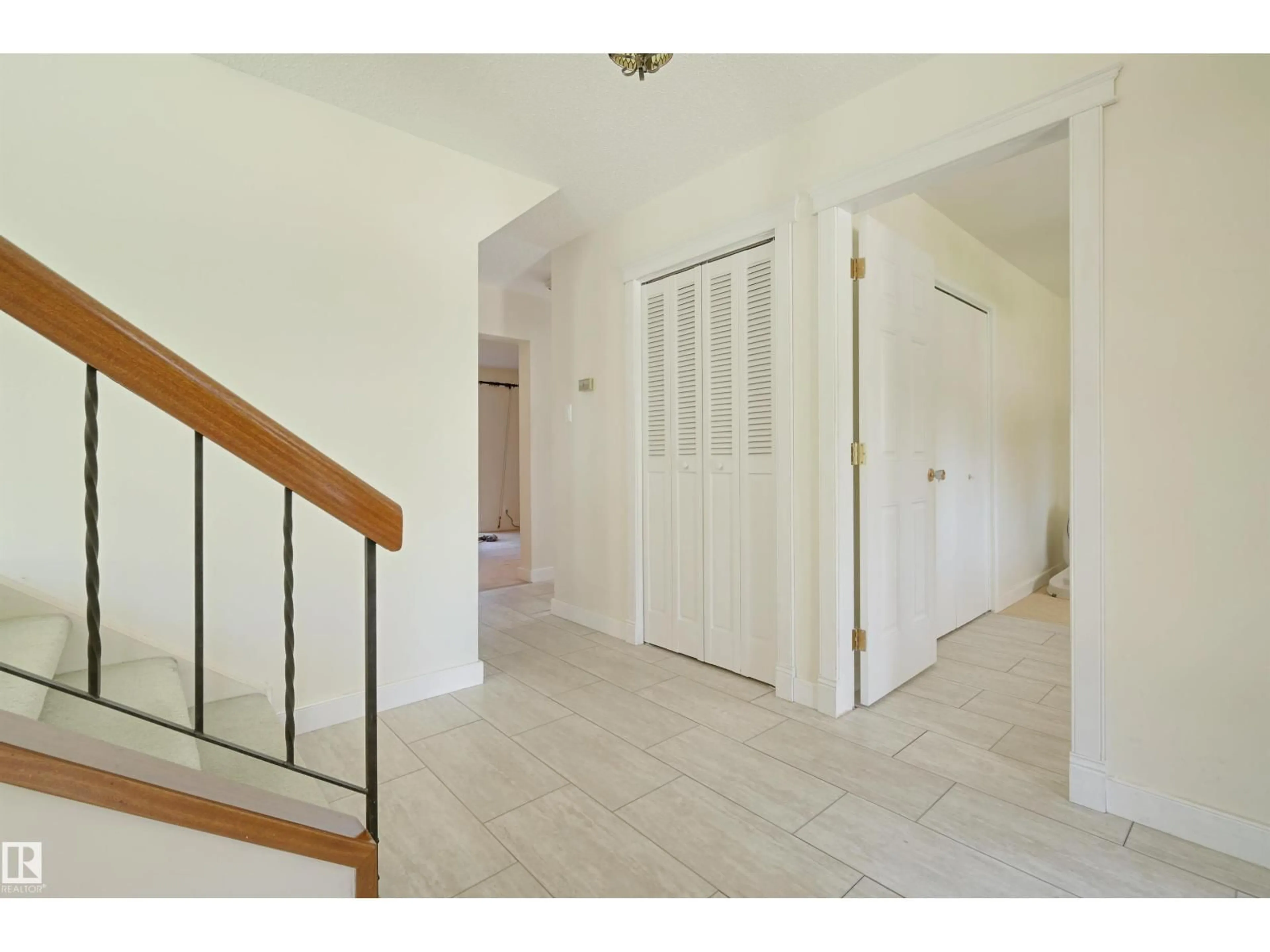 Indoor entryway for 24 QUESNELL RD, Edmonton Alberta T5R5N2
