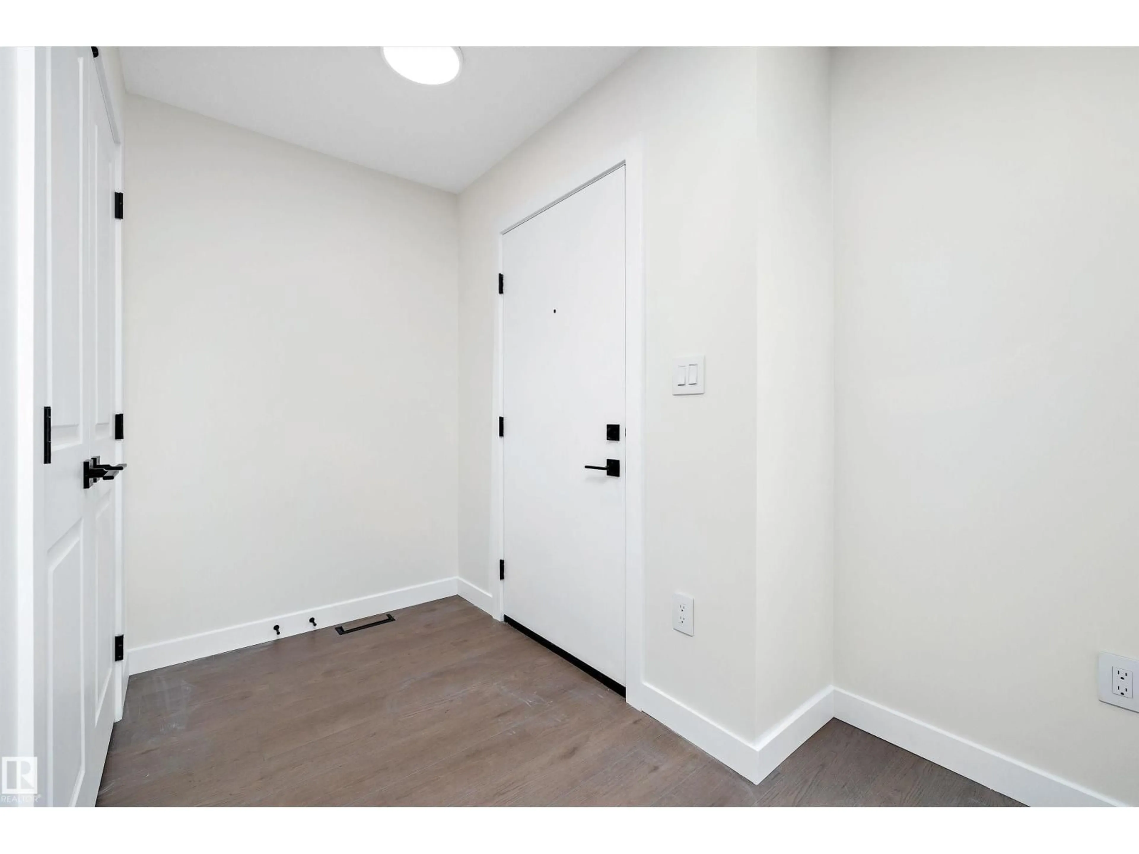 Indoor entryway for 11738 91 ST, Edmonton Alberta T5B4B3