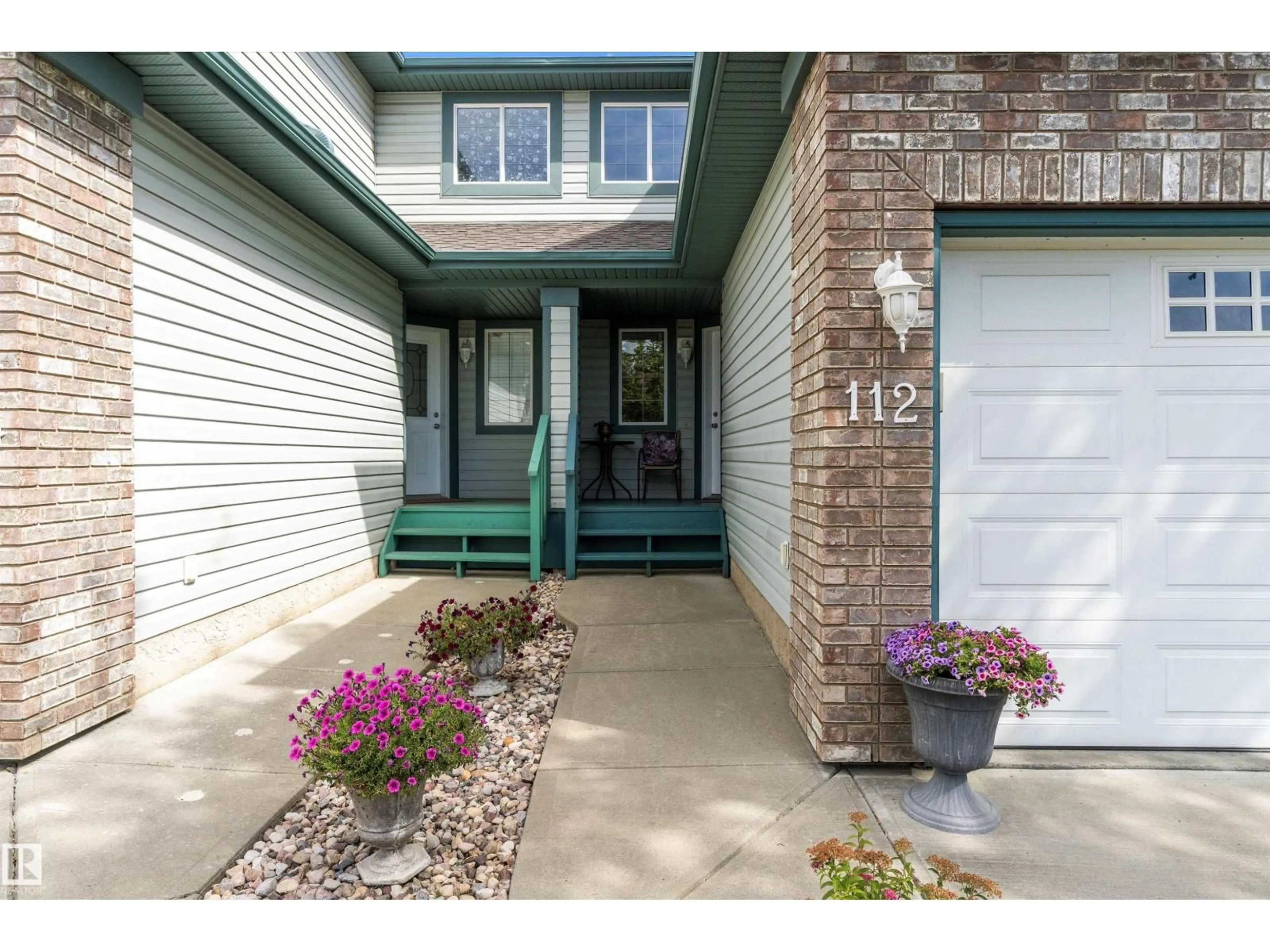 Indoor entryway for 112 CASTLE DR, Edmonton Alberta T5X5Y5