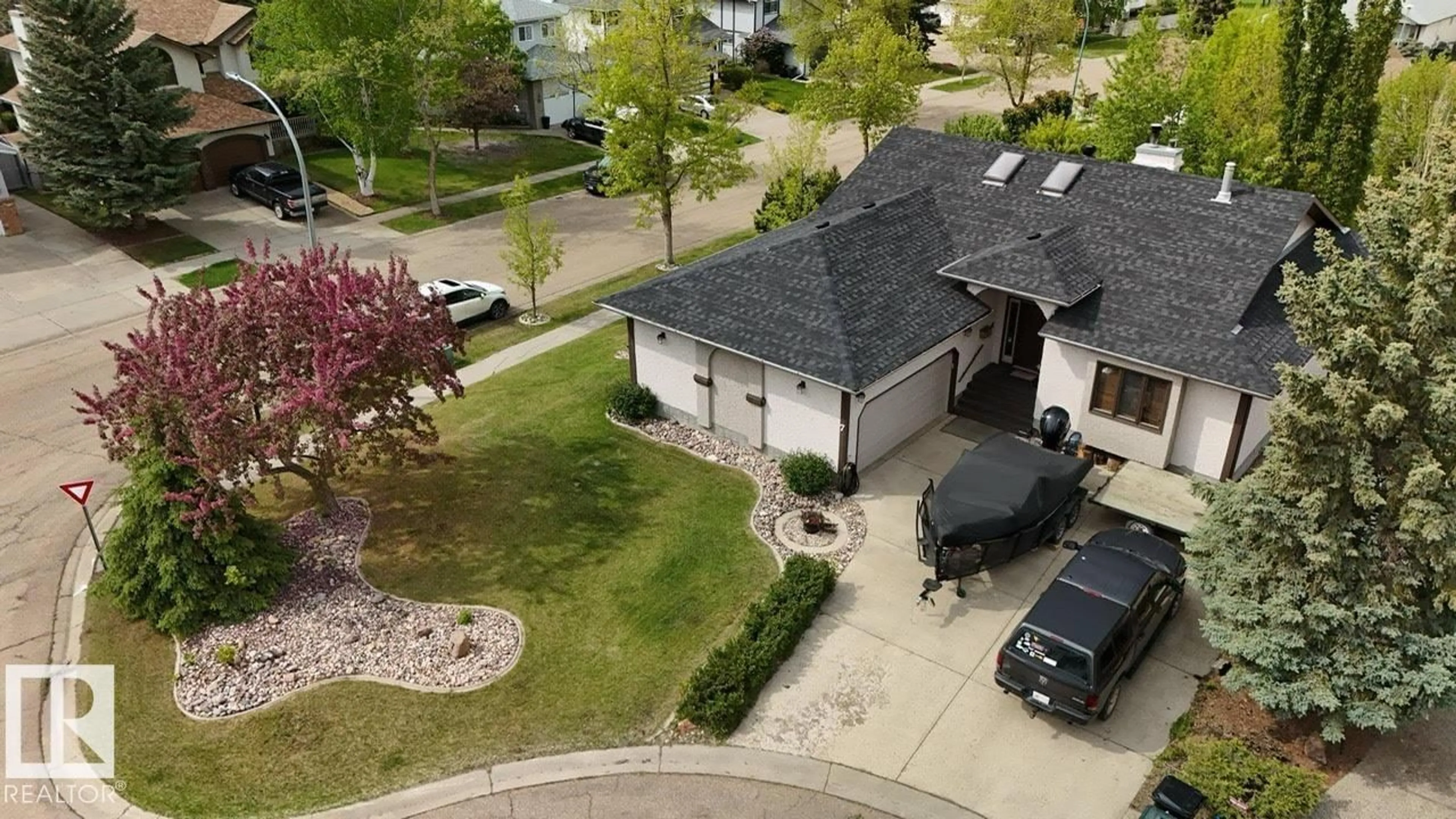 A pic from outside/outdoor area/front of a property/back of a property/a pic from drone, street for 7 FIELDSTONE CV, Spruce Grove Alberta T7X3C1
