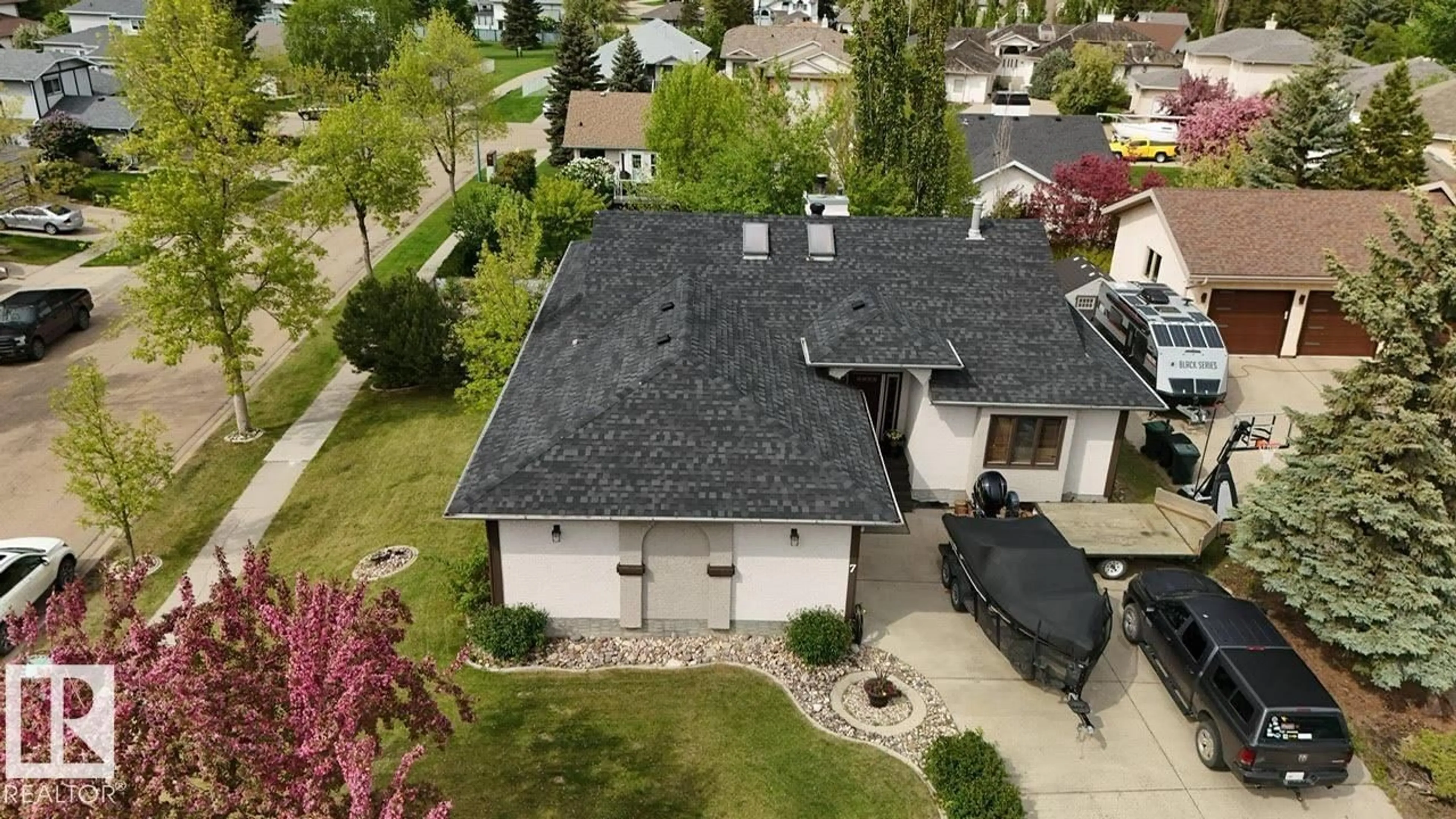 A pic from outside/outdoor area/front of a property/back of a property/a pic from drone, street for 7 FIELDSTONE CV, Spruce Grove Alberta T7X3C1
