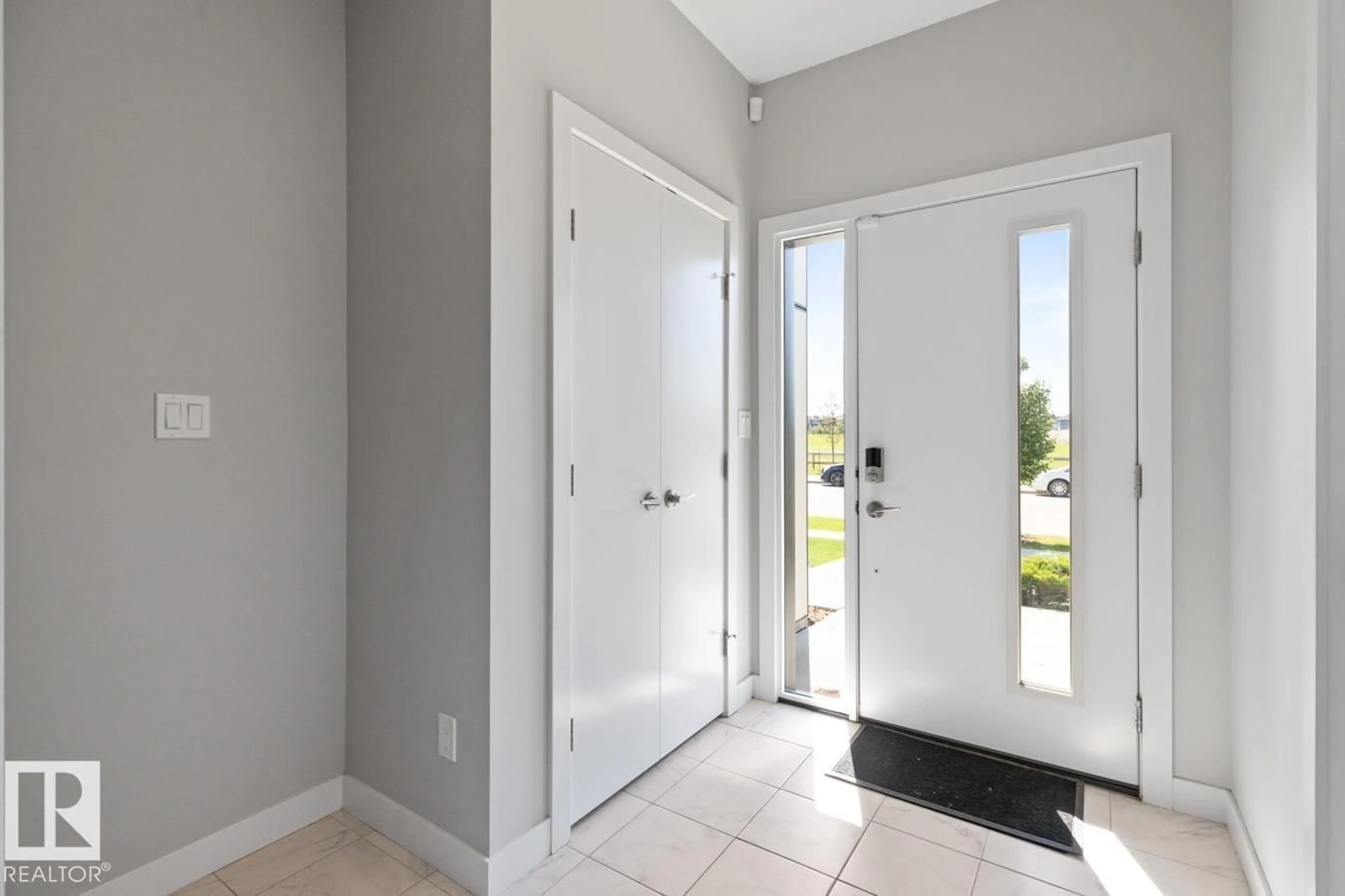 Indoor entryway for 1115 KESWICK DR, Edmonton Alberta T6W4B6