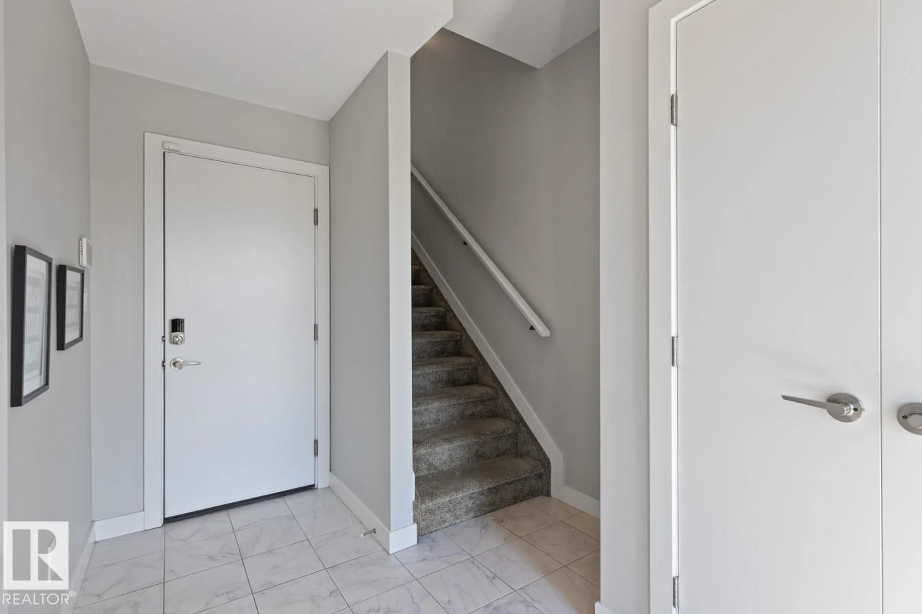 Indoor entryway for 1115 KESWICK DR, Edmonton Alberta T6W4B6