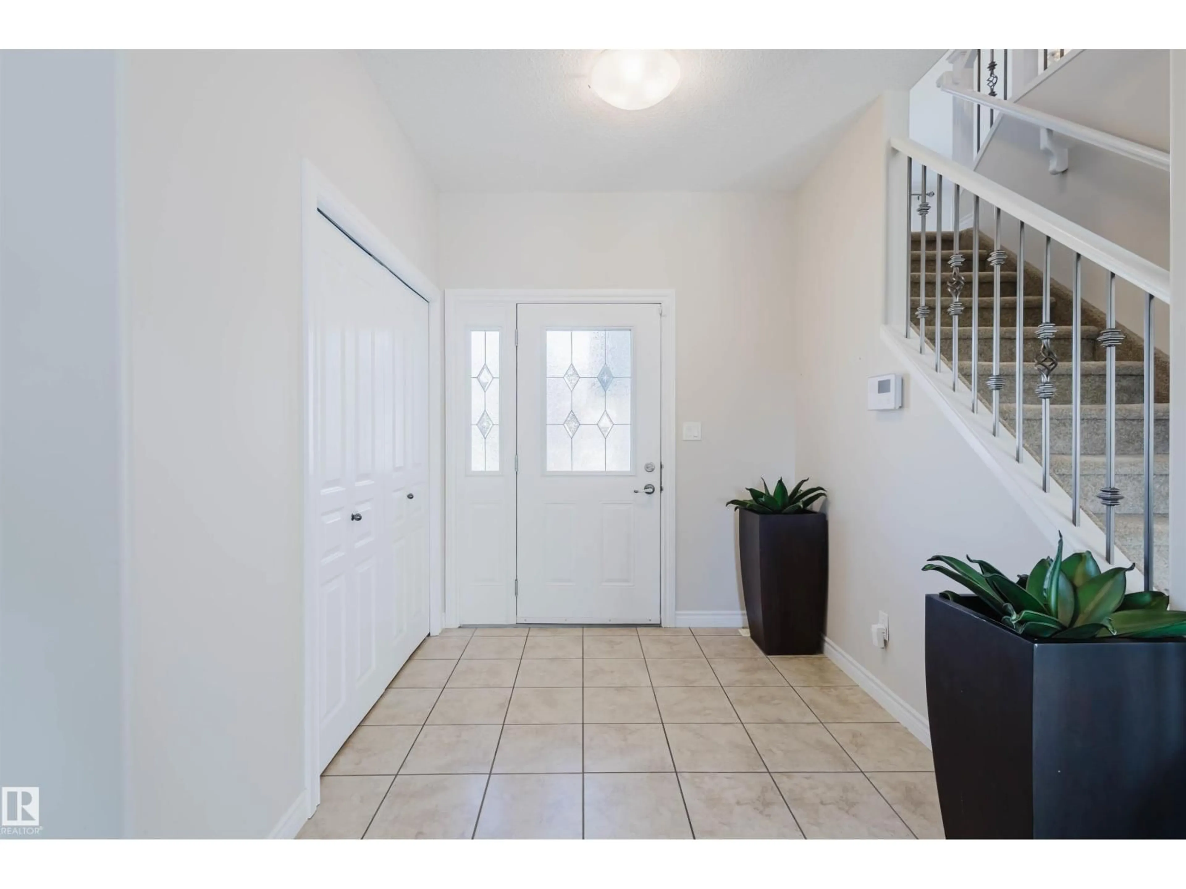 Indoor entryway for 656 171 ST, Edmonton Alberta T6W0M1