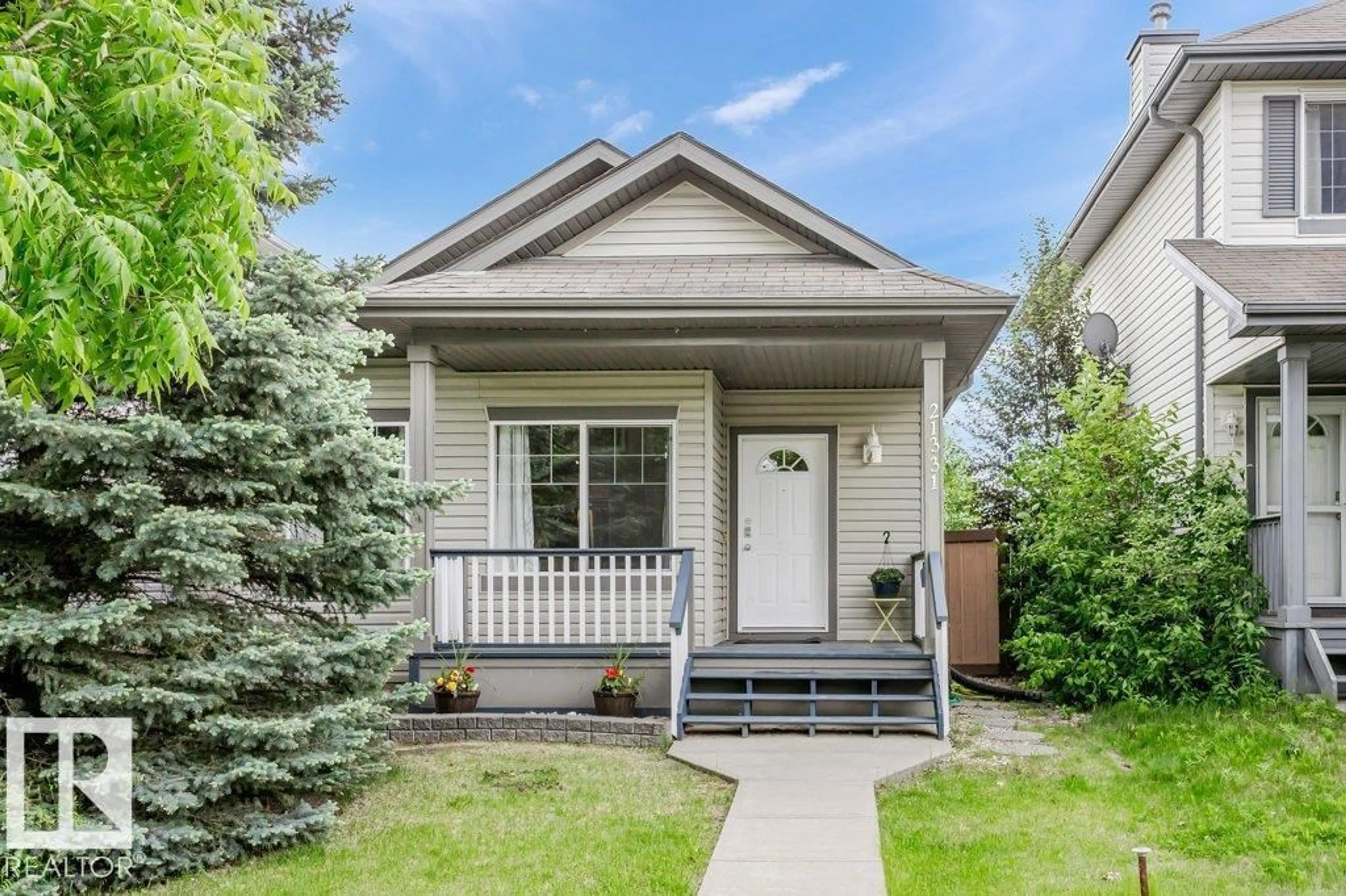 Home with vinyl exterior material, street for 21331 89 AV, Edmonton Alberta T5T6V4