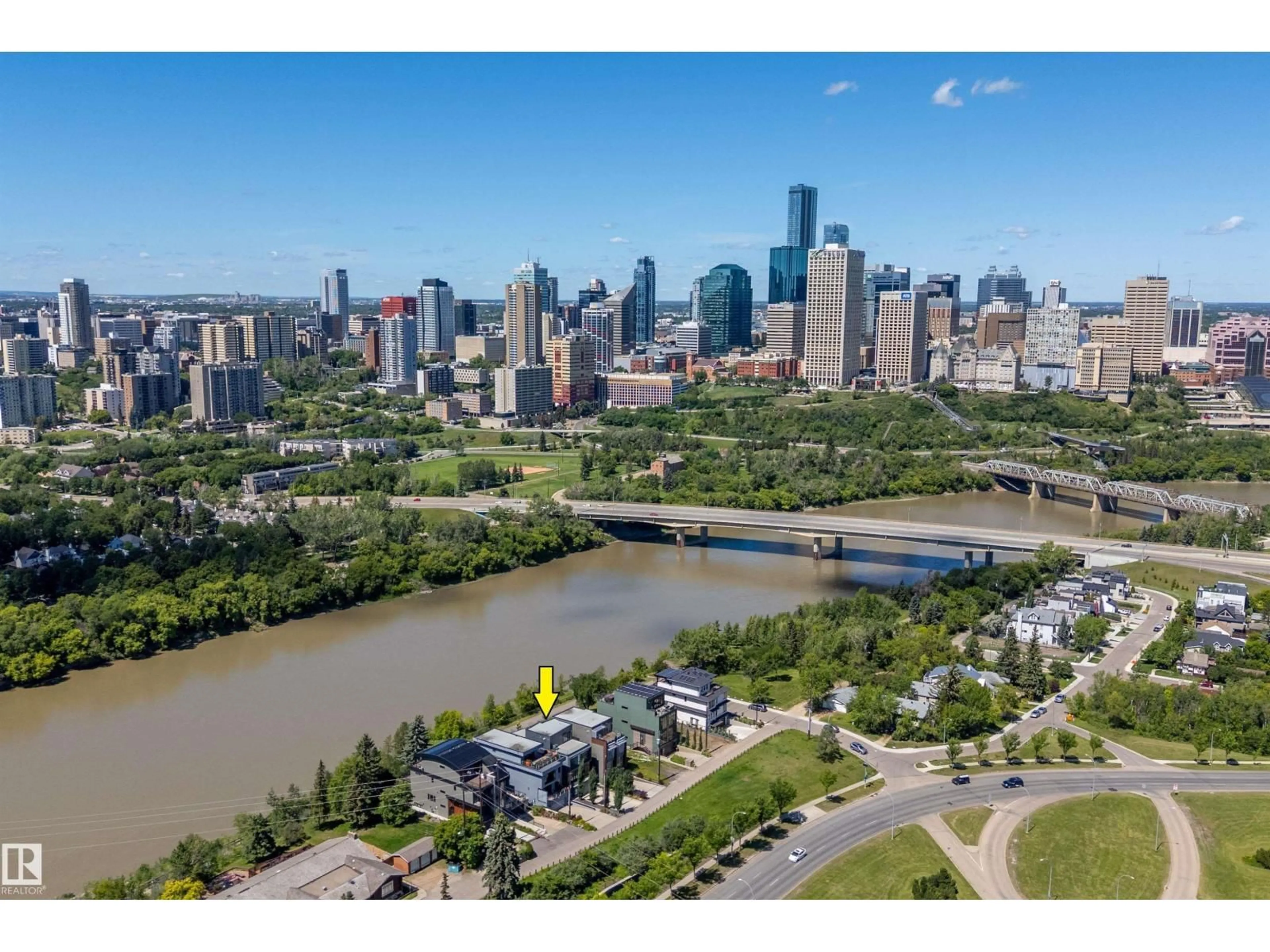 A pic from outside/outdoor area/front of a property/back of a property/a pic from drone, city buildings view from balcony for NW - 9509 99B ST, Edmonton Alberta T6E3X1