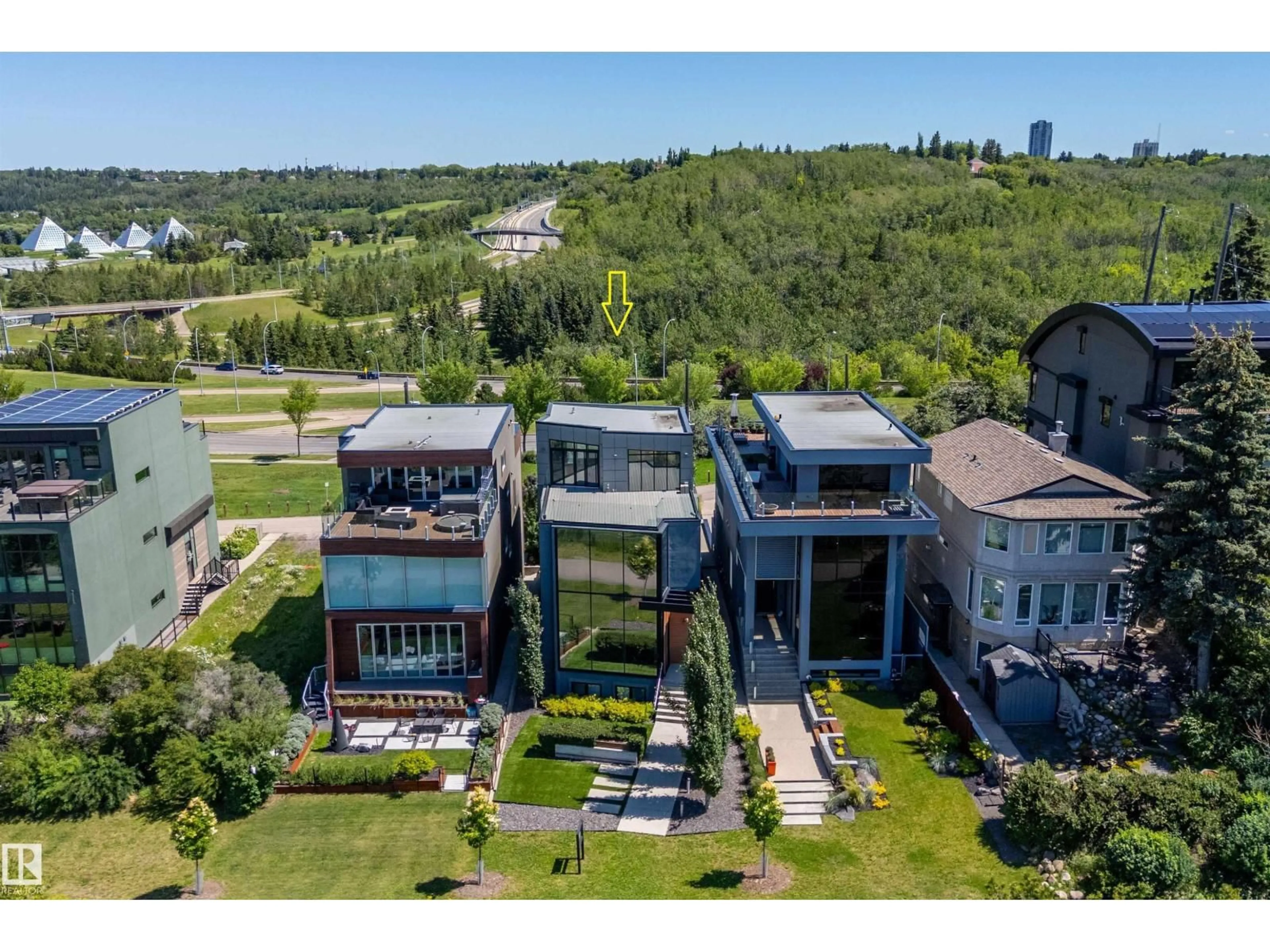 A pic from outside/outdoor area/front of a property/back of a property/a pic from drone, unknown for NW - 9509 99B ST, Edmonton Alberta T6E3X1