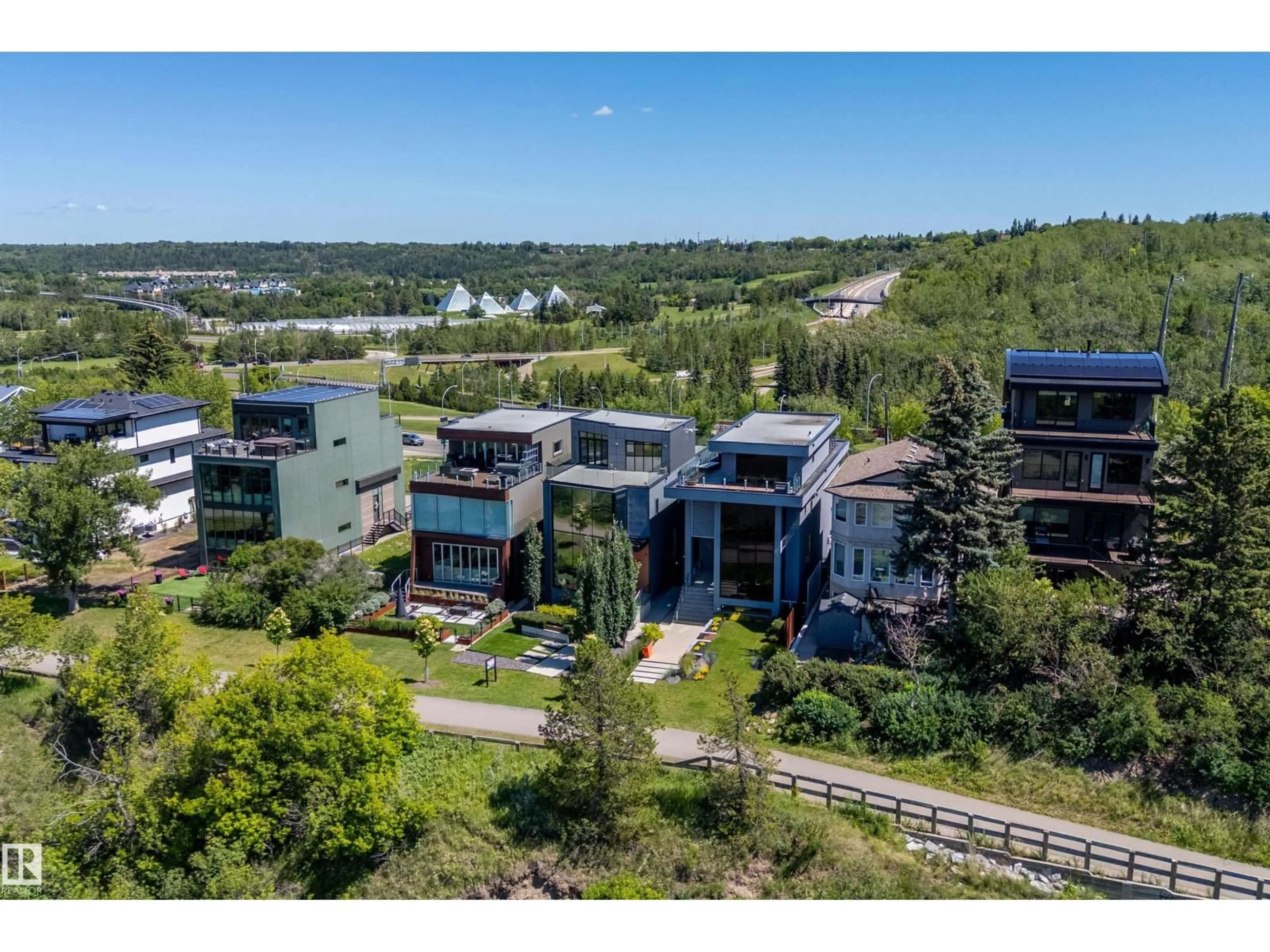 A pic from outside/outdoor area/front of a property/back of a property/a pic from drone, water/lake/river/ocean view for NW - 9509 99B ST, Edmonton Alberta T6E3X1