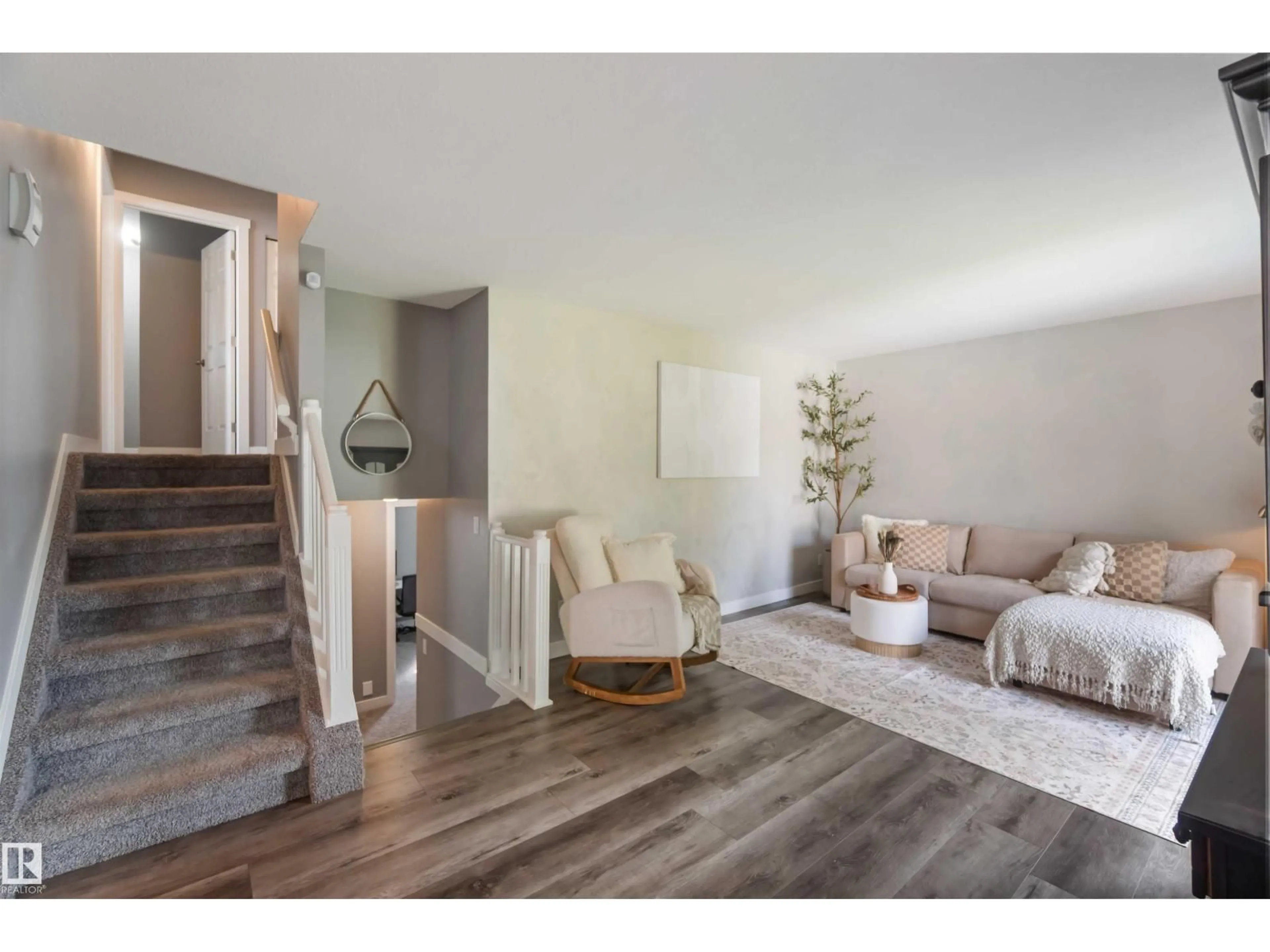 Indoor entryway for 33 VENTNOR PL, Sherwood Park Alberta T8A4W8