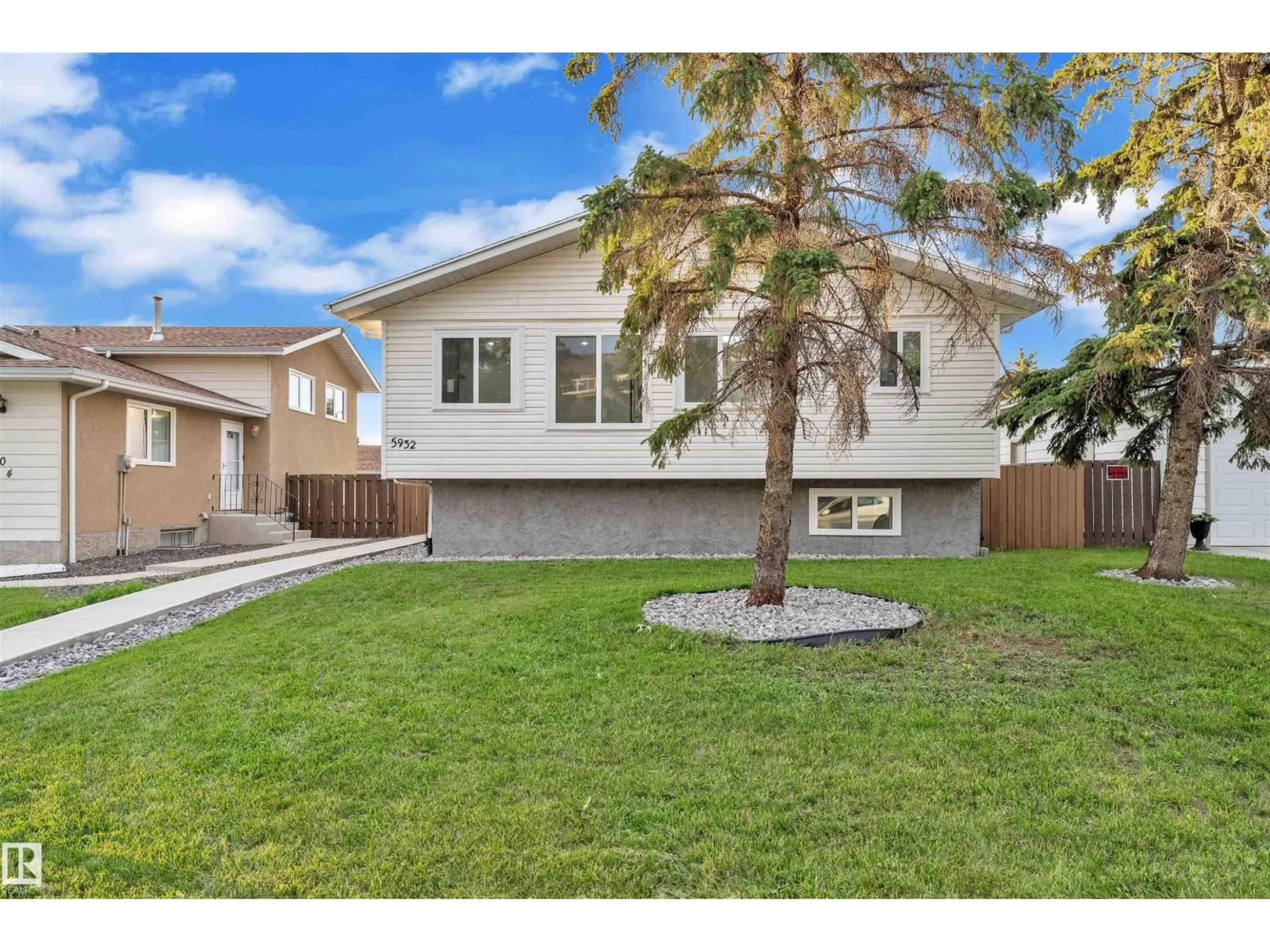Home with vinyl exterior material, street for 5932 40 AV, Edmonton Alberta T6L1A9