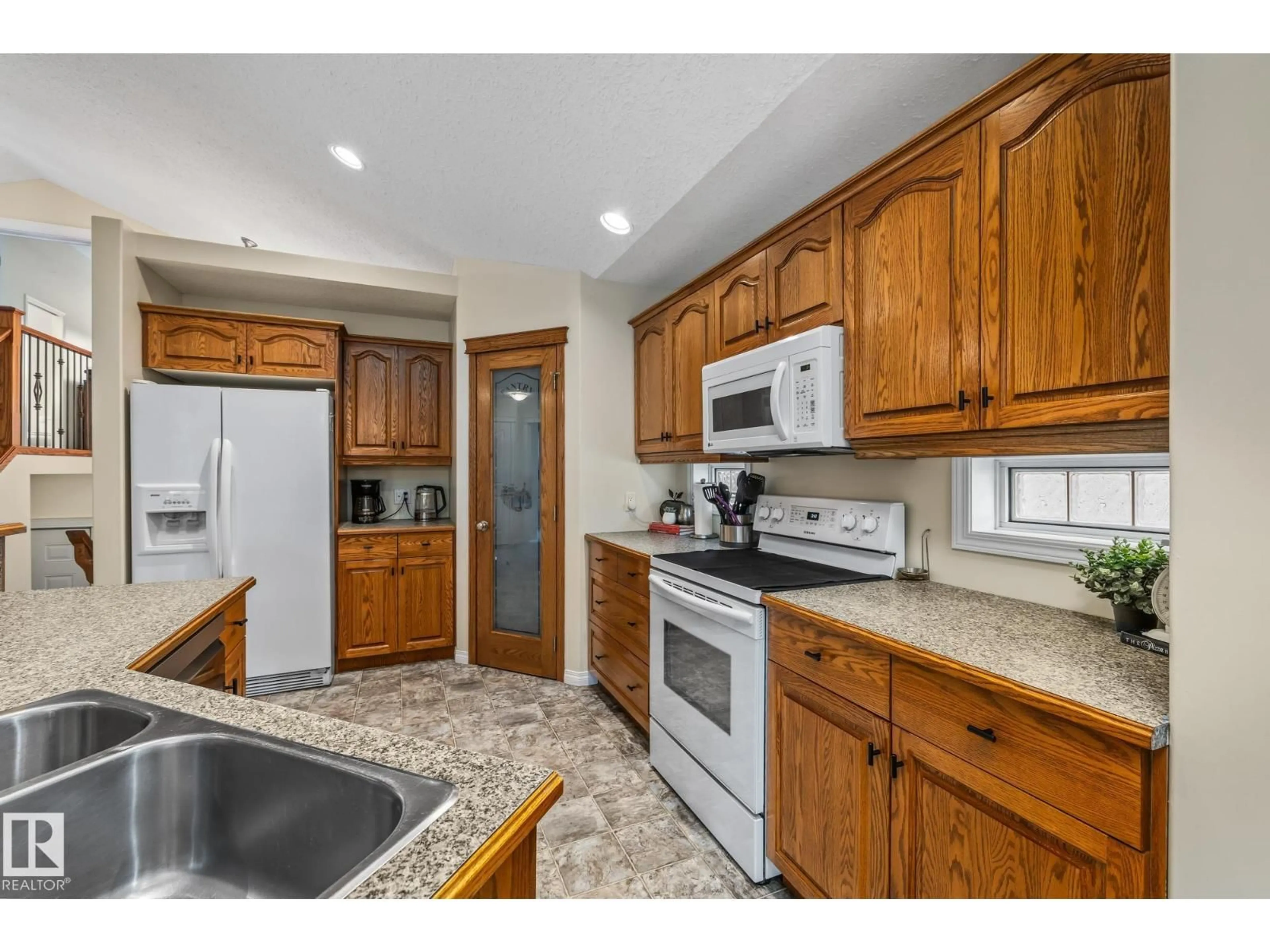 Standard kitchen, unknown for 10411 95 ST, Morinville Alberta T8R0A2
