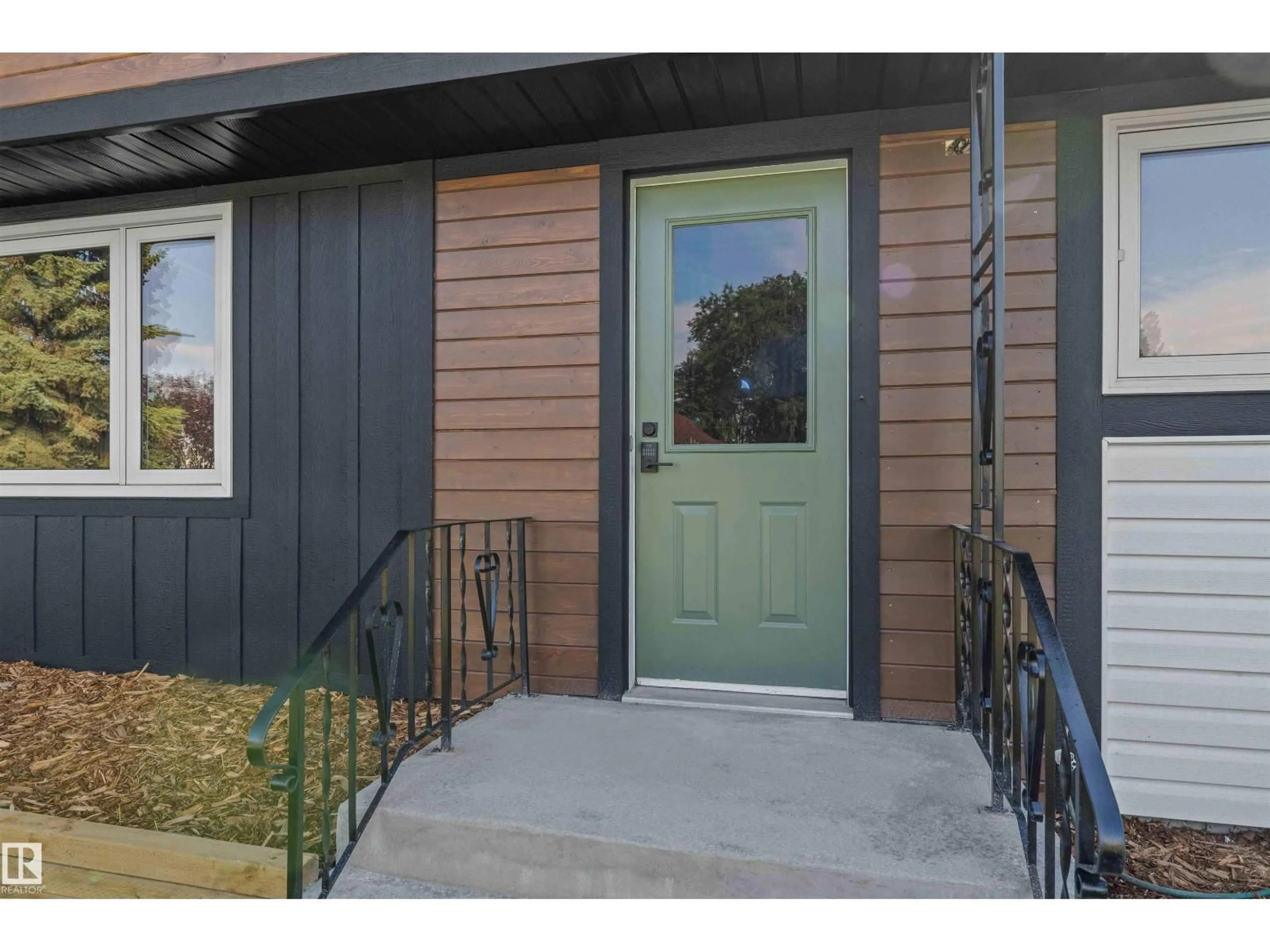 Indoor entryway for 9619 52 ST, Edmonton Alberta T6B1G8