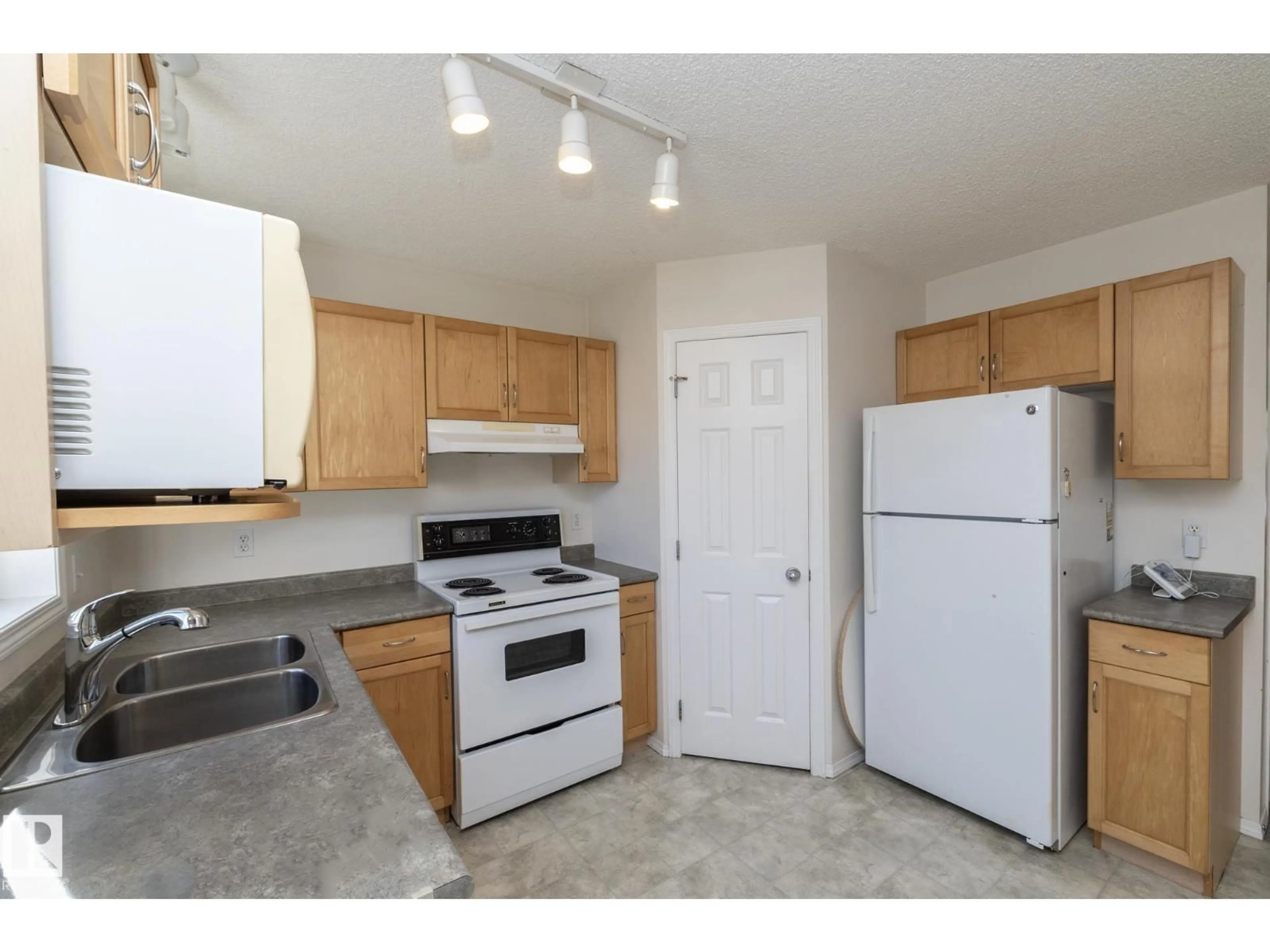 Standard kitchen, unknown for 23 BETHEL DR, Sherwood Park Alberta T8H2H1
