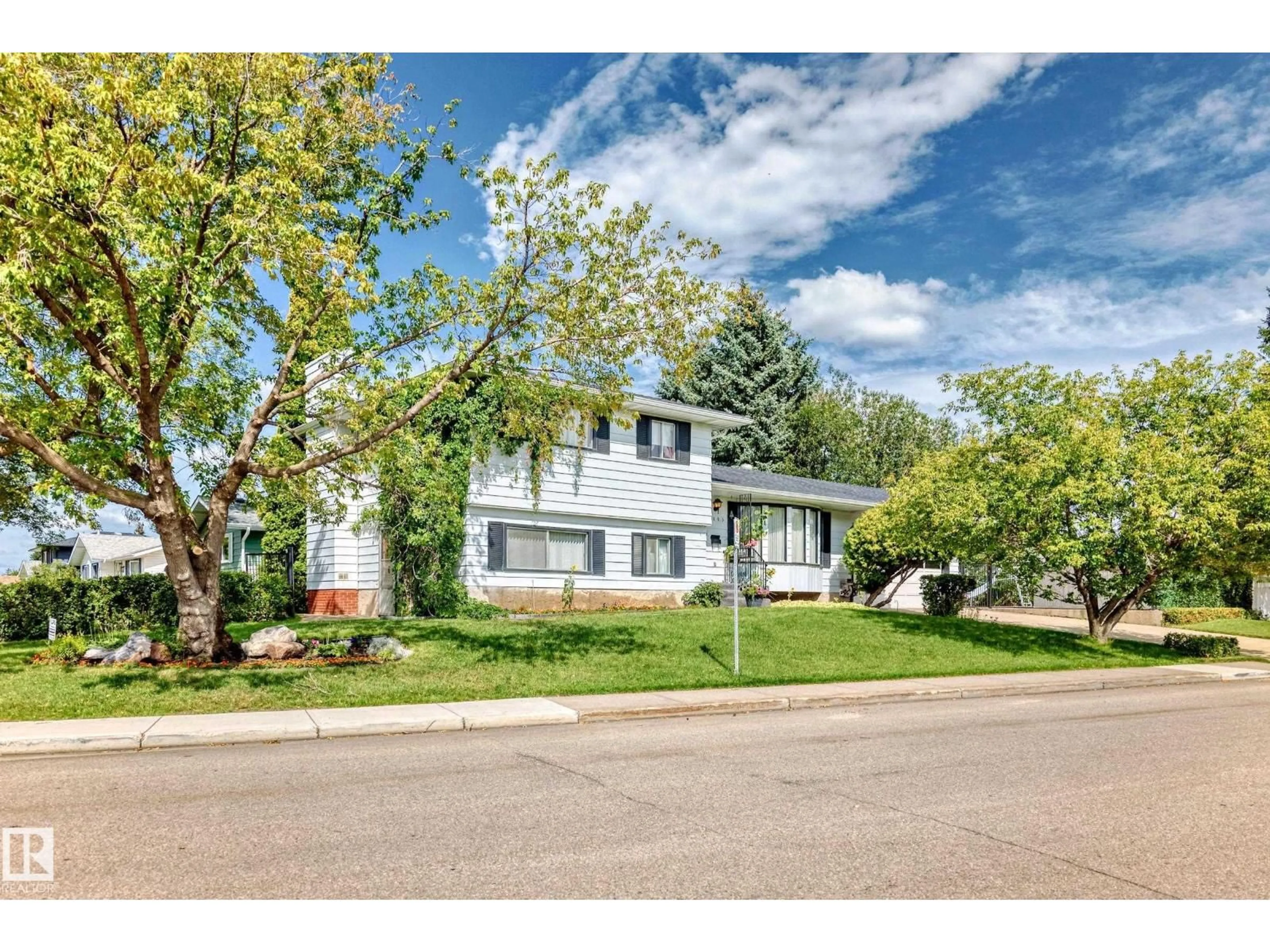 Home with vinyl exterior material, street for 1005 STRATHCONA DR, Sherwood Park Alberta T8A3L5