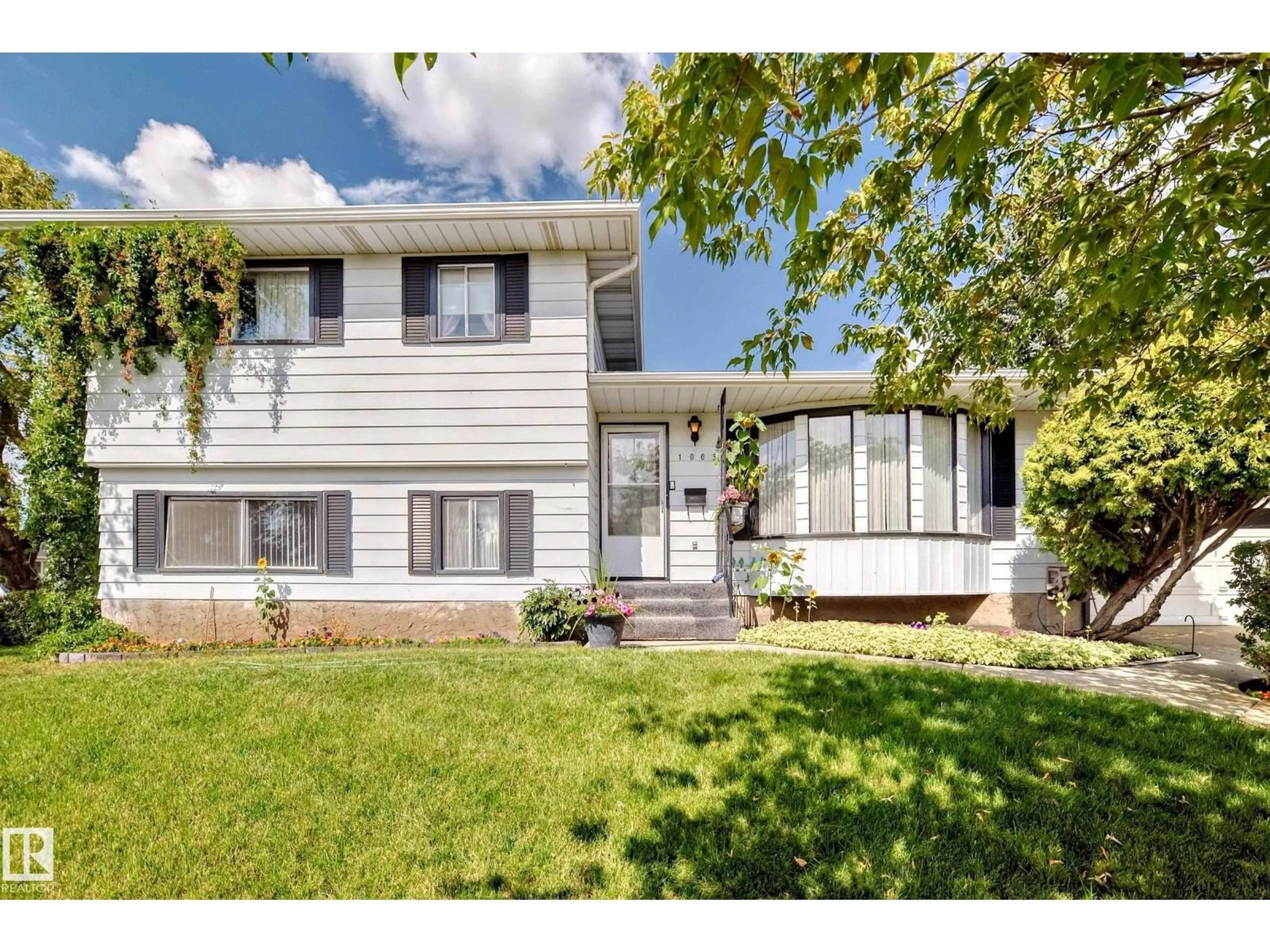 Home with vinyl exterior material, street for 1005 STRATHCONA DR, Sherwood Park Alberta T8A3L5