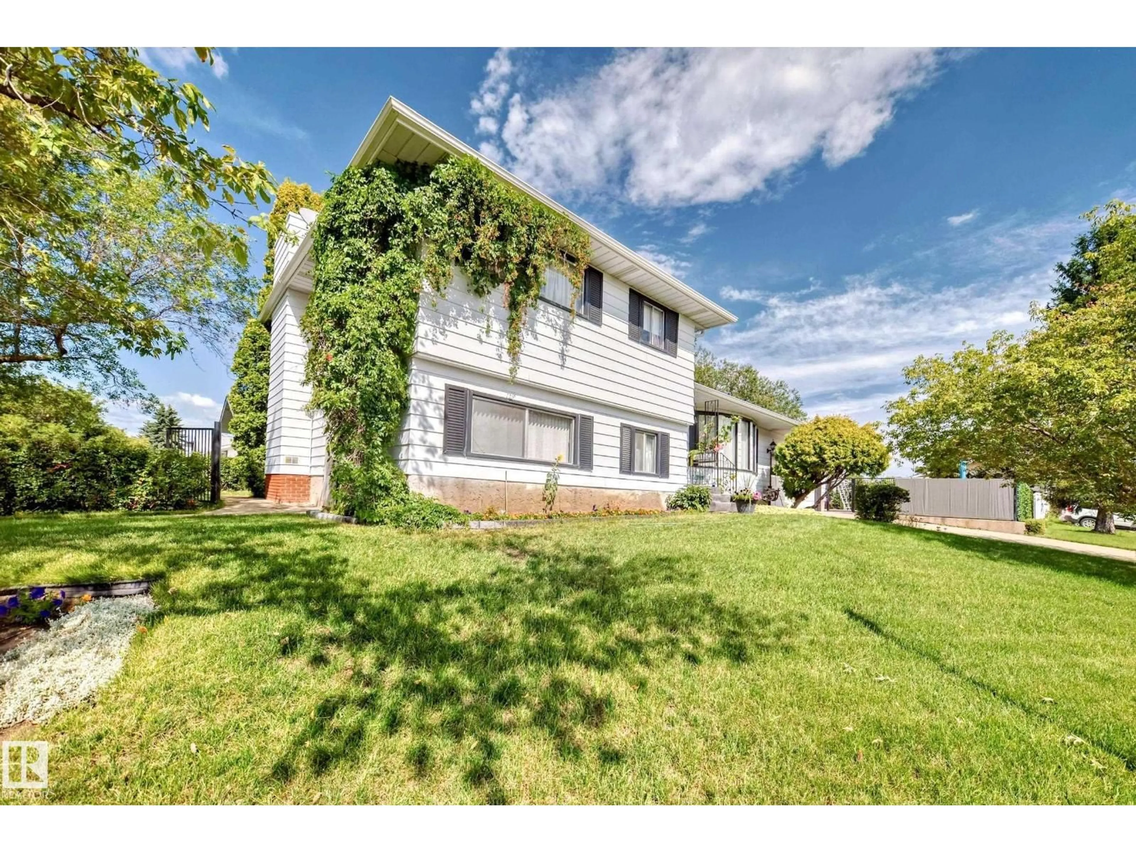 A pic from outside/outdoor area/front of a property/back of a property/a pic from drone, street for 1005 STRATHCONA DR, Sherwood Park Alberta T8A3L5