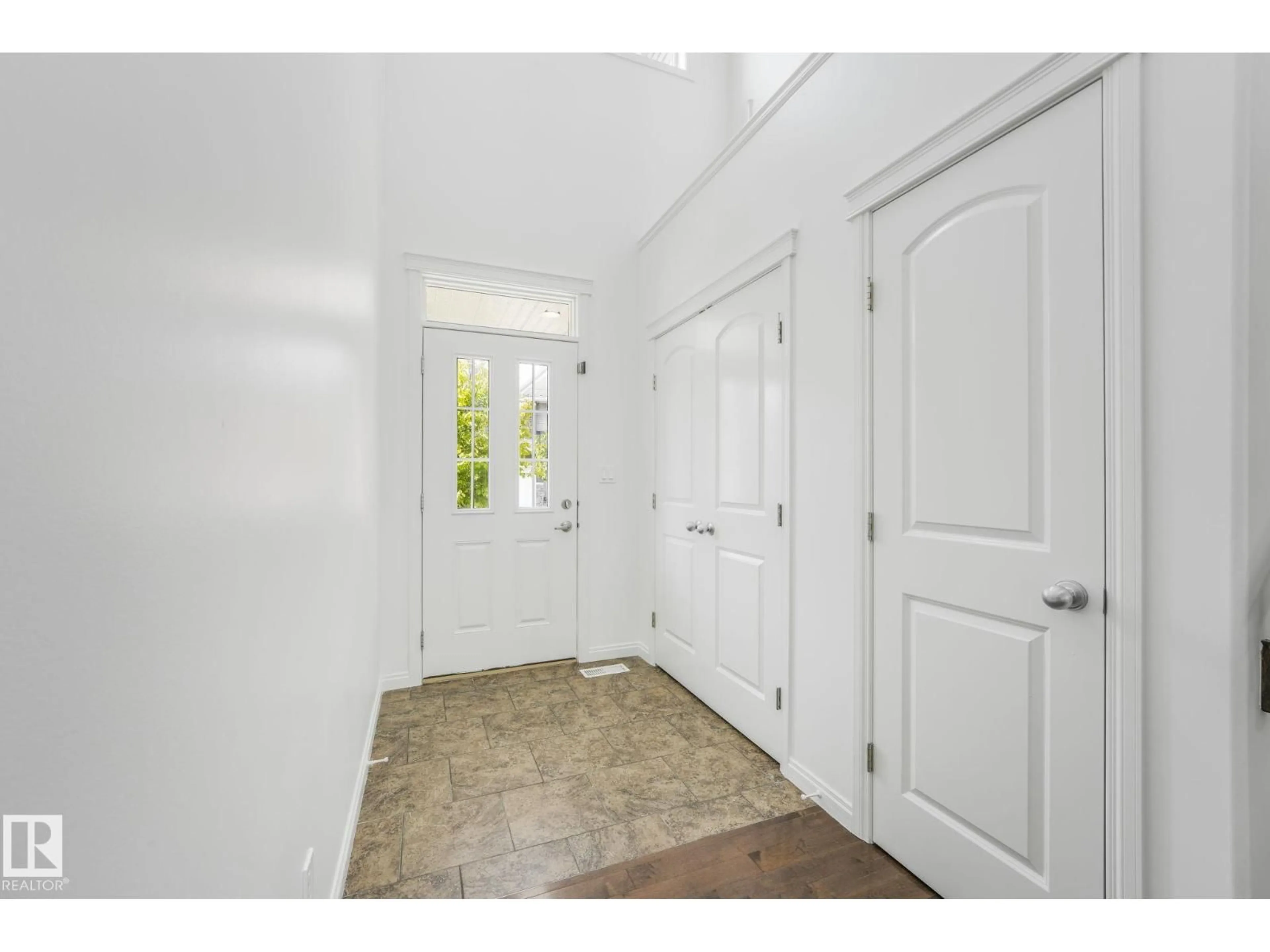 Indoor entryway for 54 18230 104A ST NW, Edmonton Alberta T5X0G9