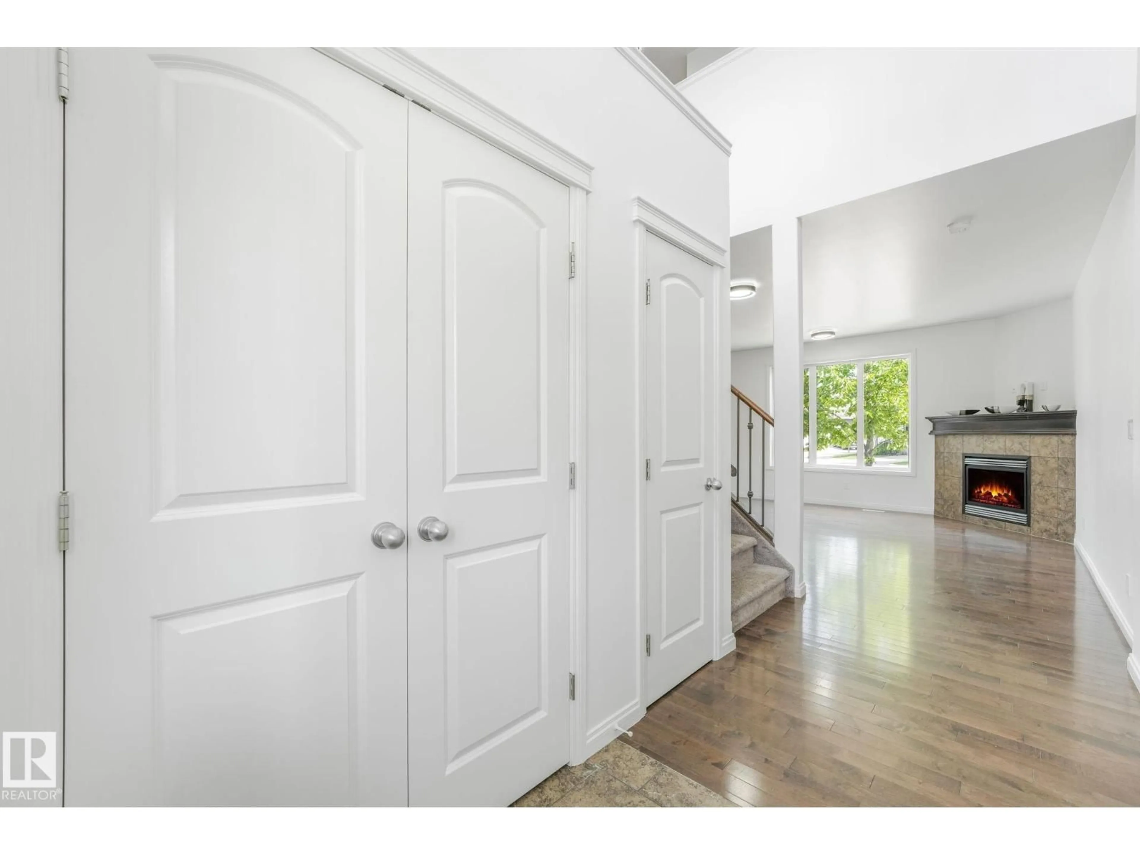 Indoor entryway for 54 18230 104A ST NW, Edmonton Alberta T5X0G9