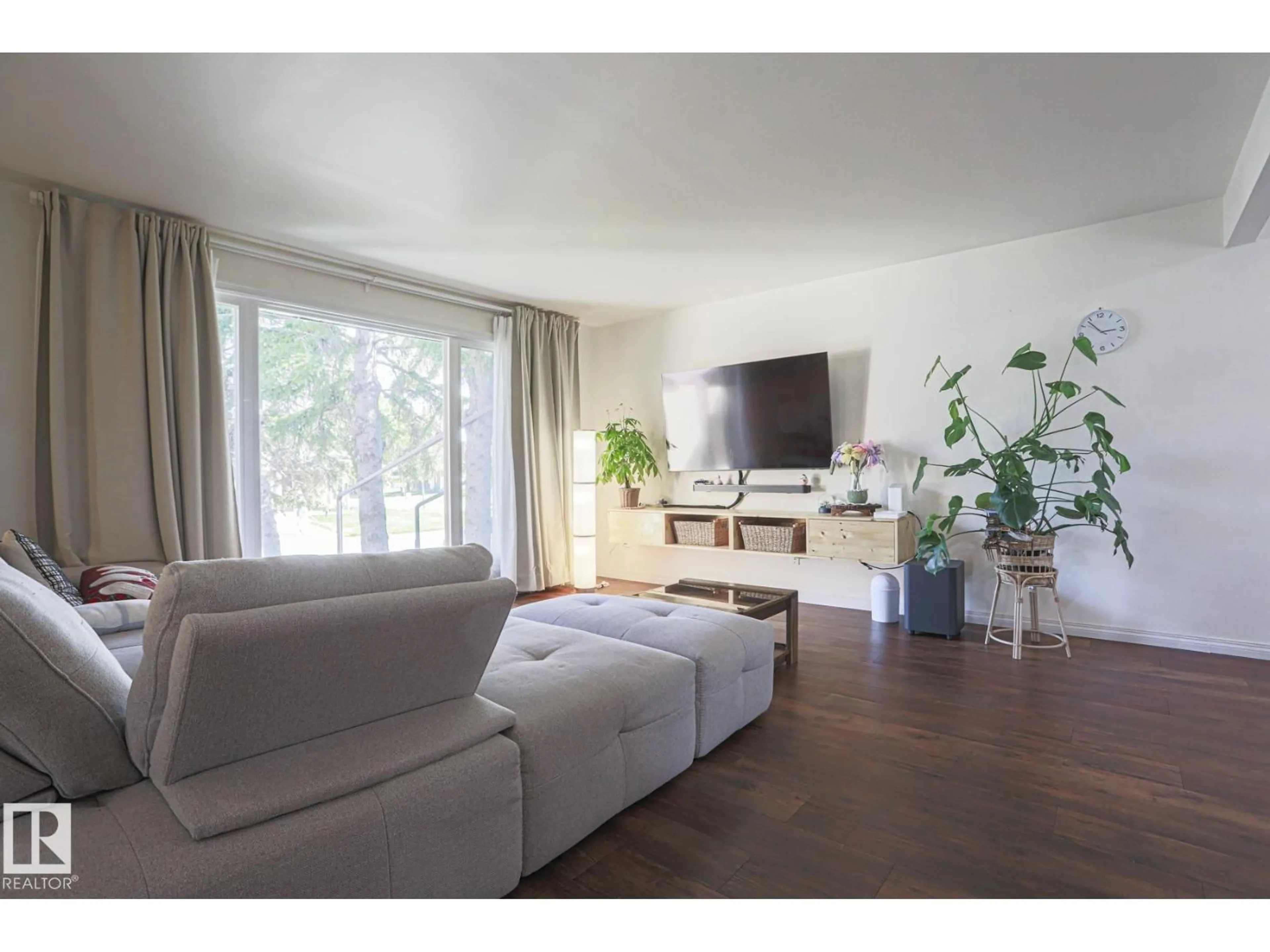 Living room with furniture, wood/laminate floor for NW - 7608 181 ST, Edmonton Alberta T5T1Z7
