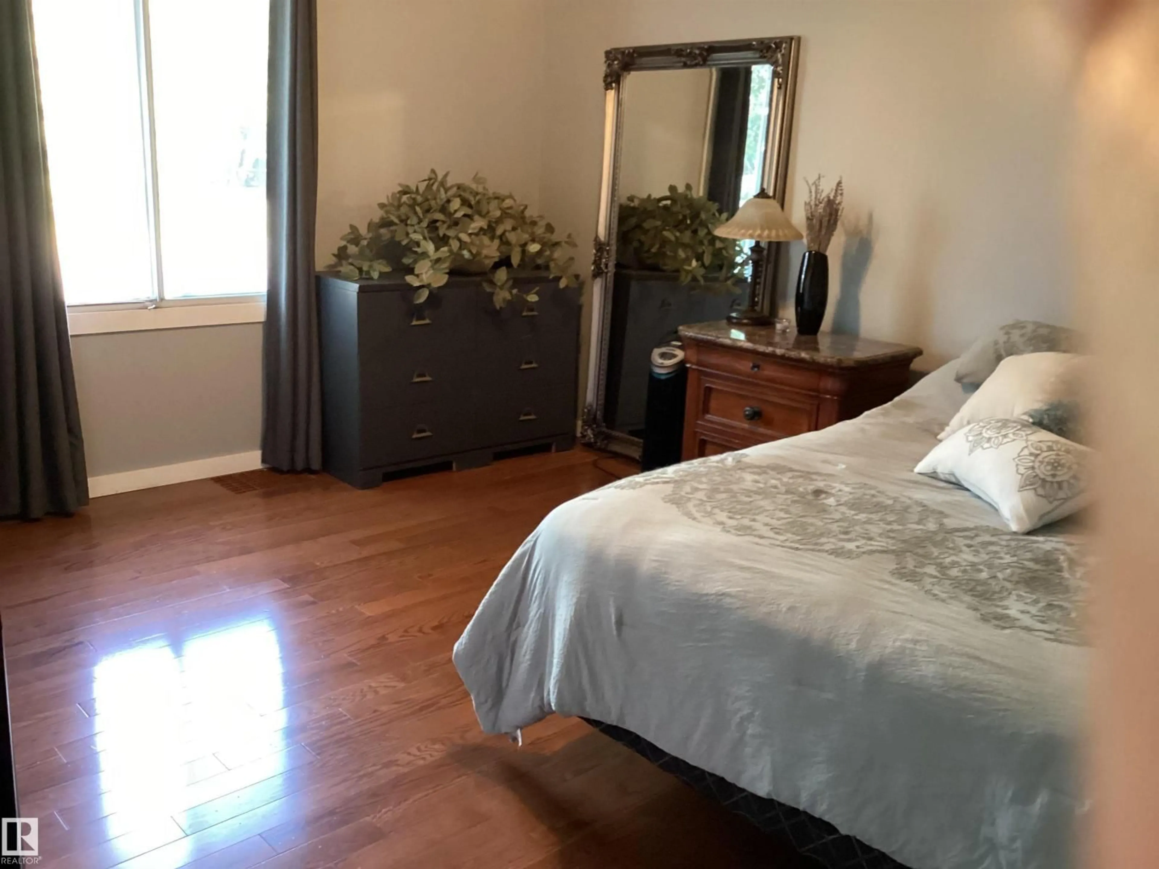 A pic of a room for NW - 9135 155 ST, Edmonton Alberta T5R1W6