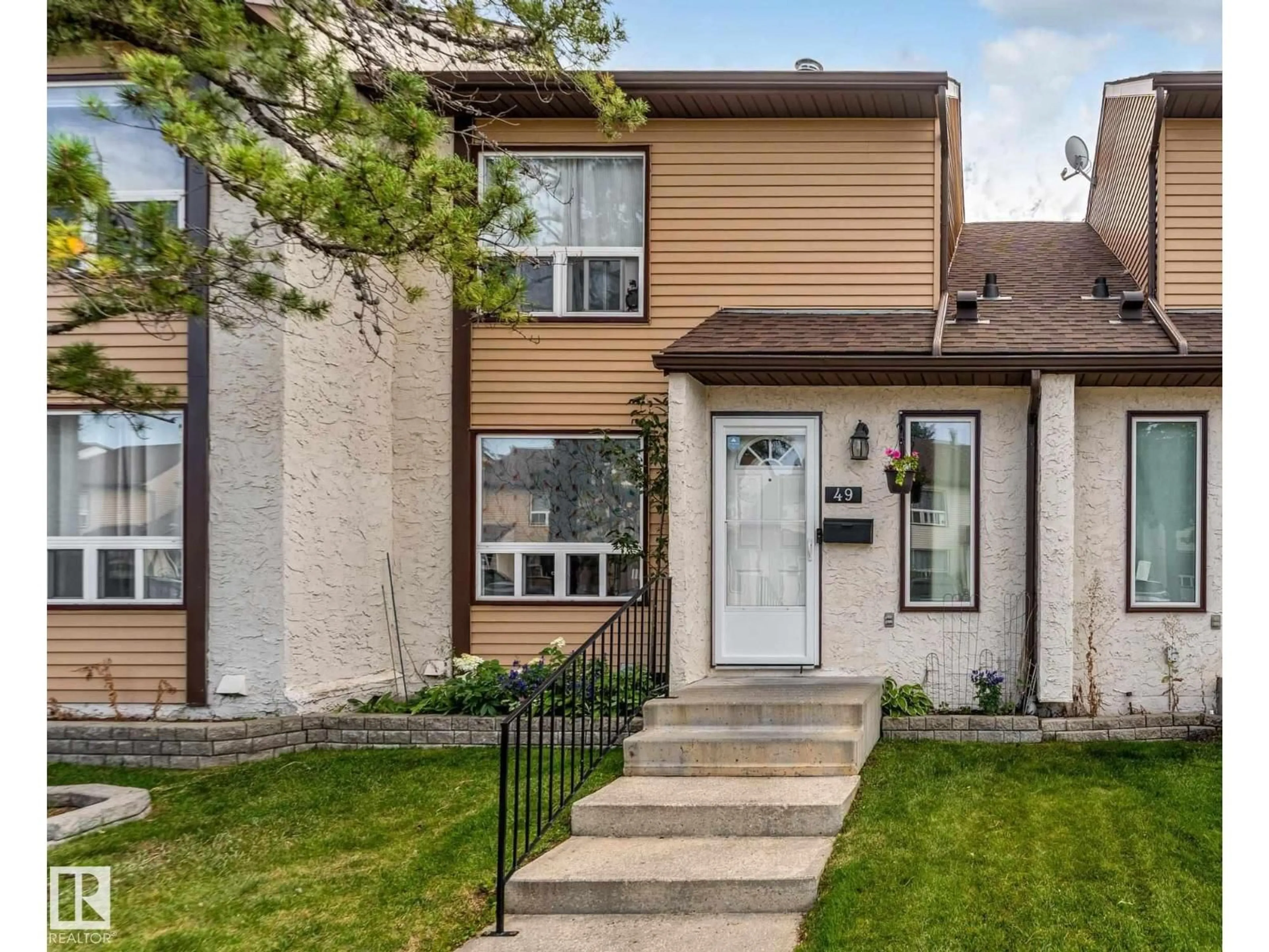 Home with vinyl exterior material, street for 49 - 1651 46 ST, Edmonton Alberta T6L5H2