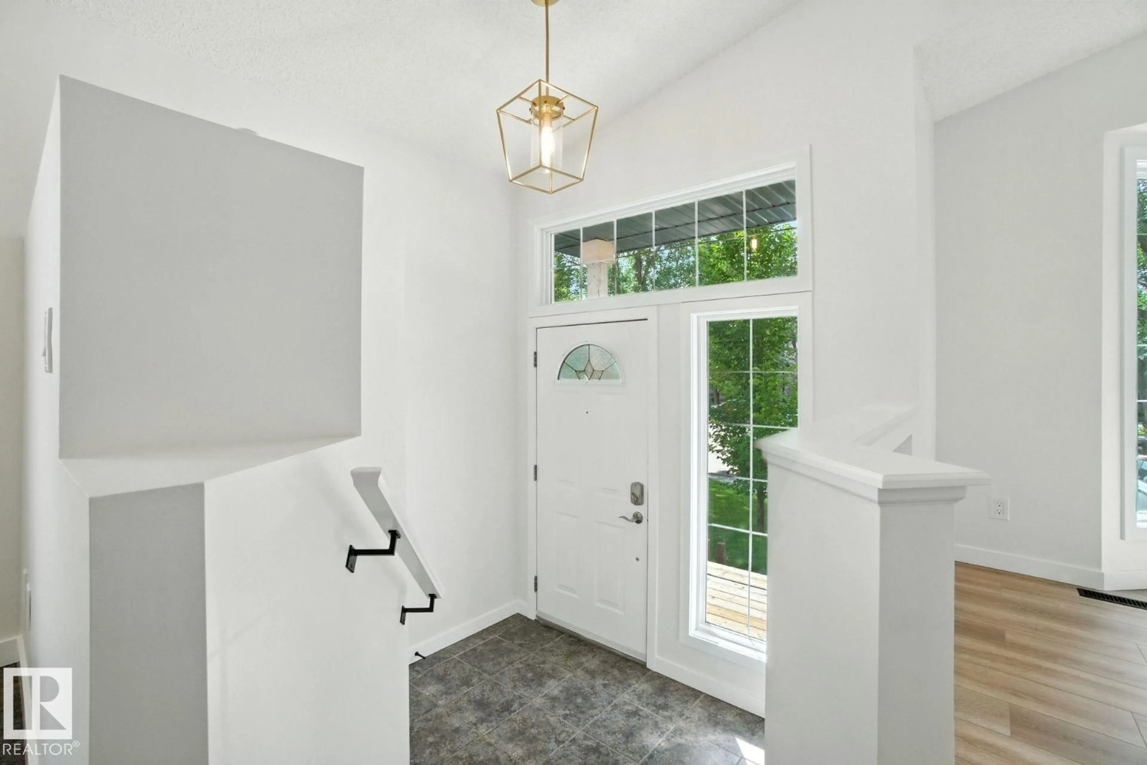 Indoor entryway for NW - 5419 203 ST, Edmonton Alberta T6M2W6