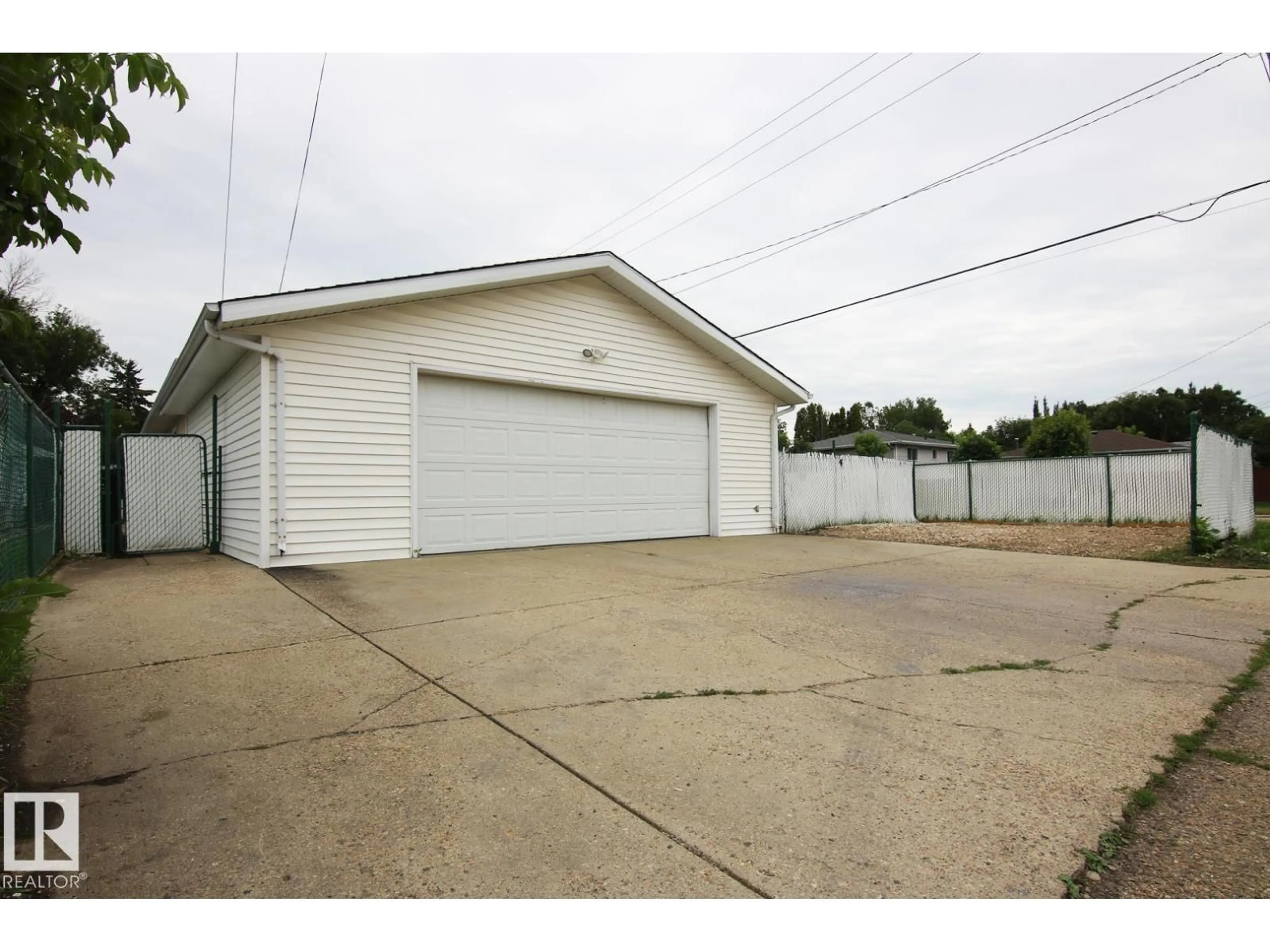 Indoor garage for 4304 121 AV, Edmonton Alberta T5W1M7