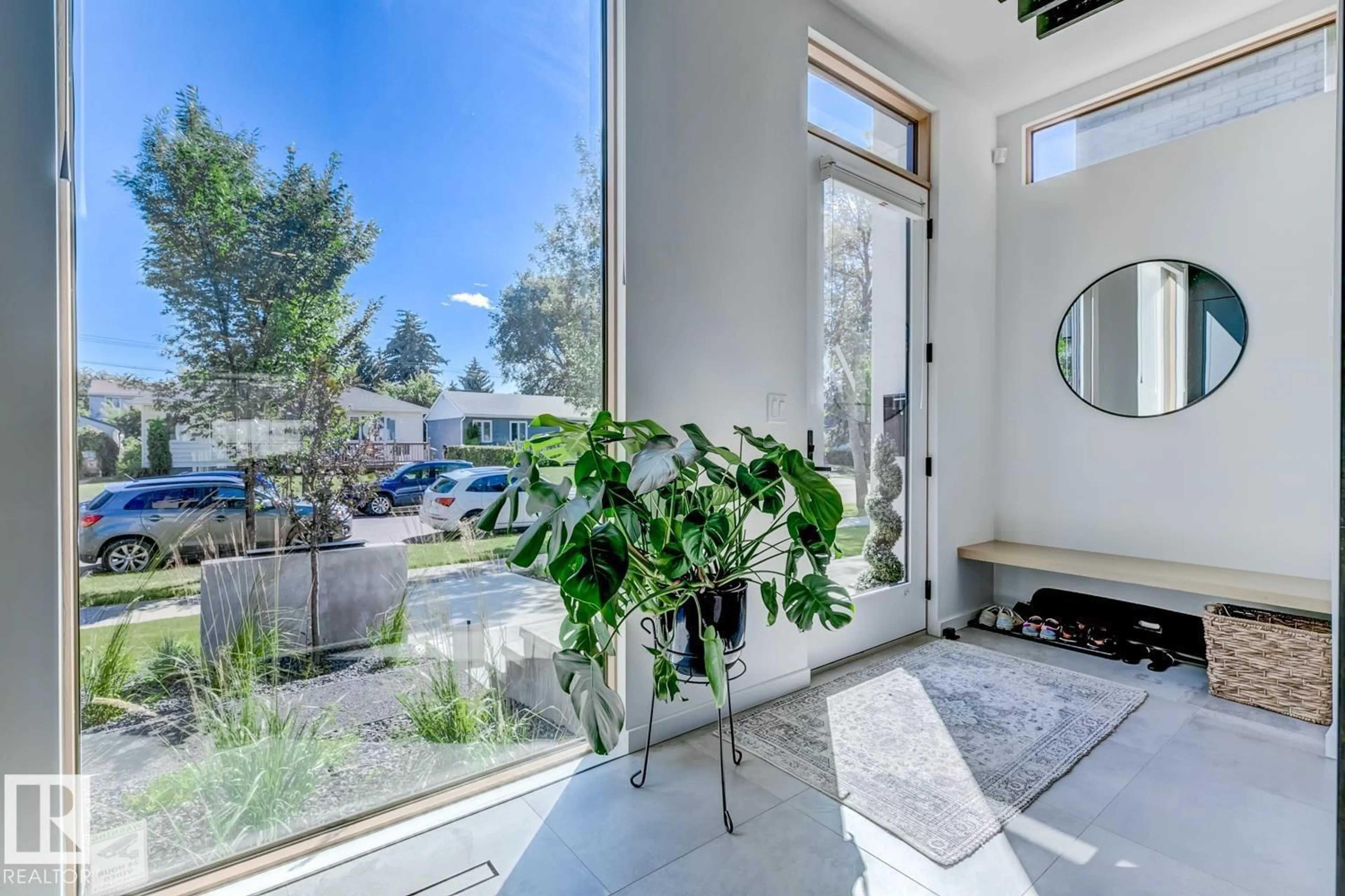 Indoor entryway for 7616 83 AV, Edmonton Alberta T6C1A3