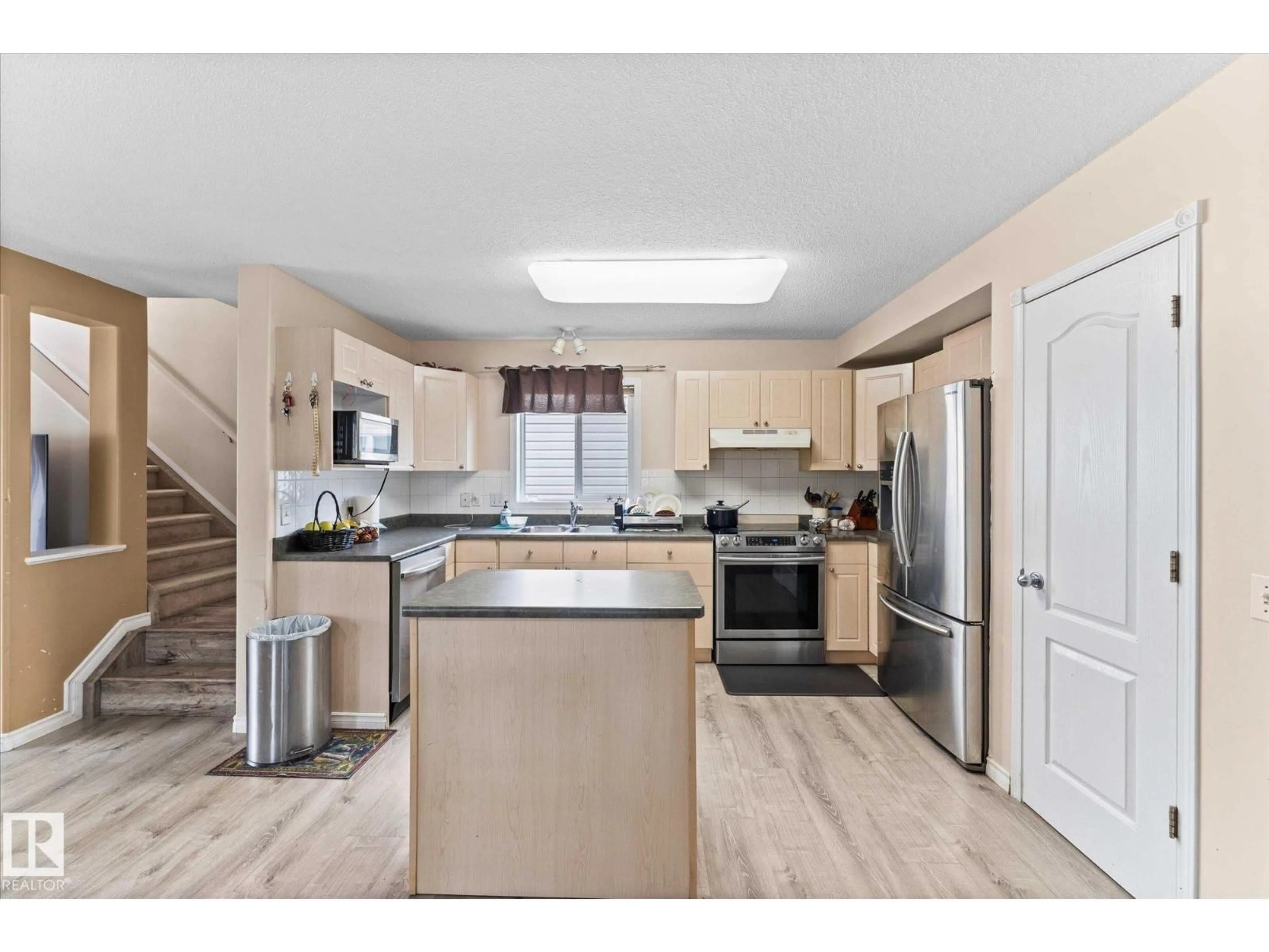 Open concept kitchen, unknown for 1220 GILLESPIE CR, Edmonton Alberta T5T6M6