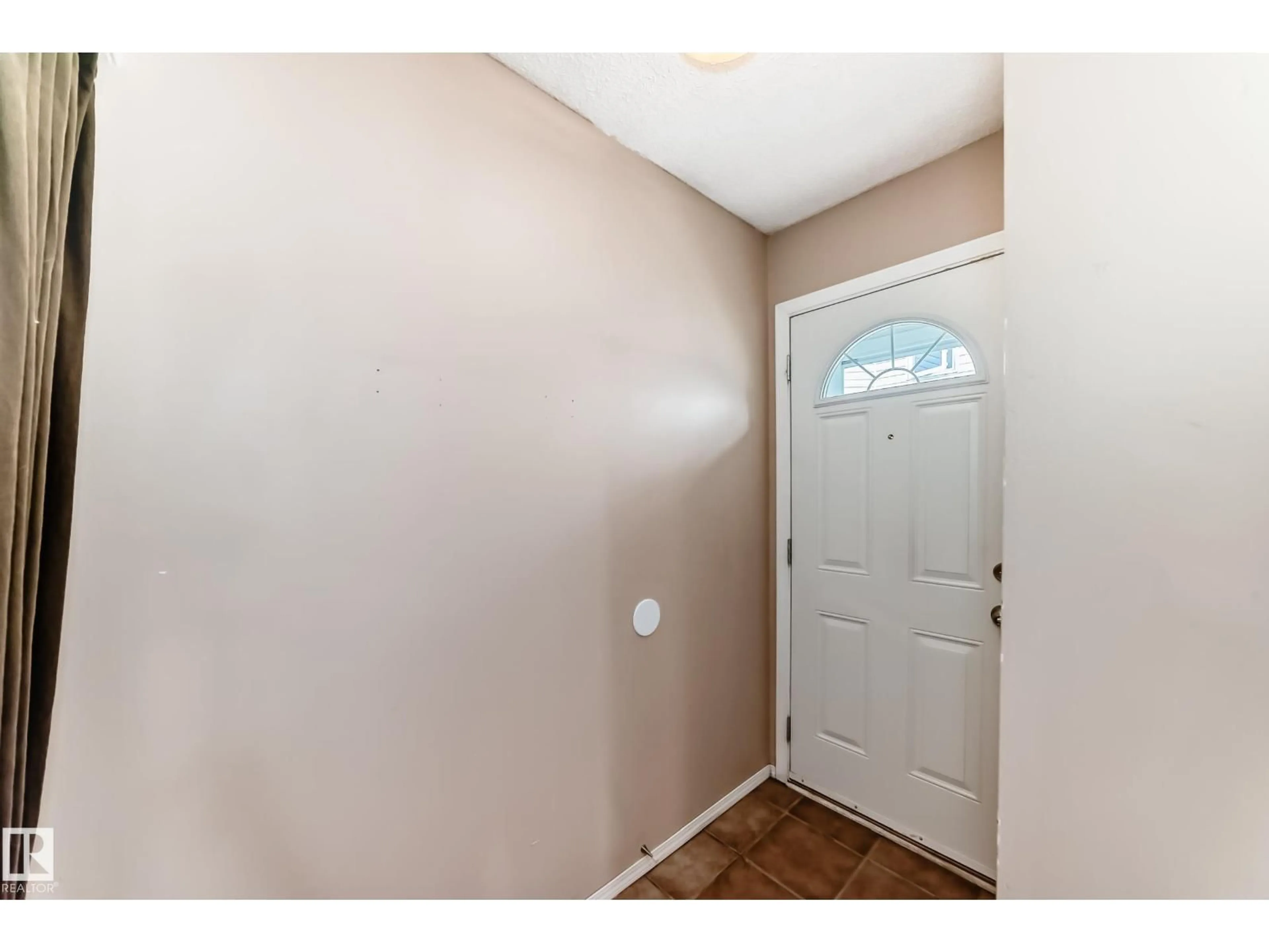 Indoor entryway for 4506 20 AV, Edmonton Alberta T6L4E8