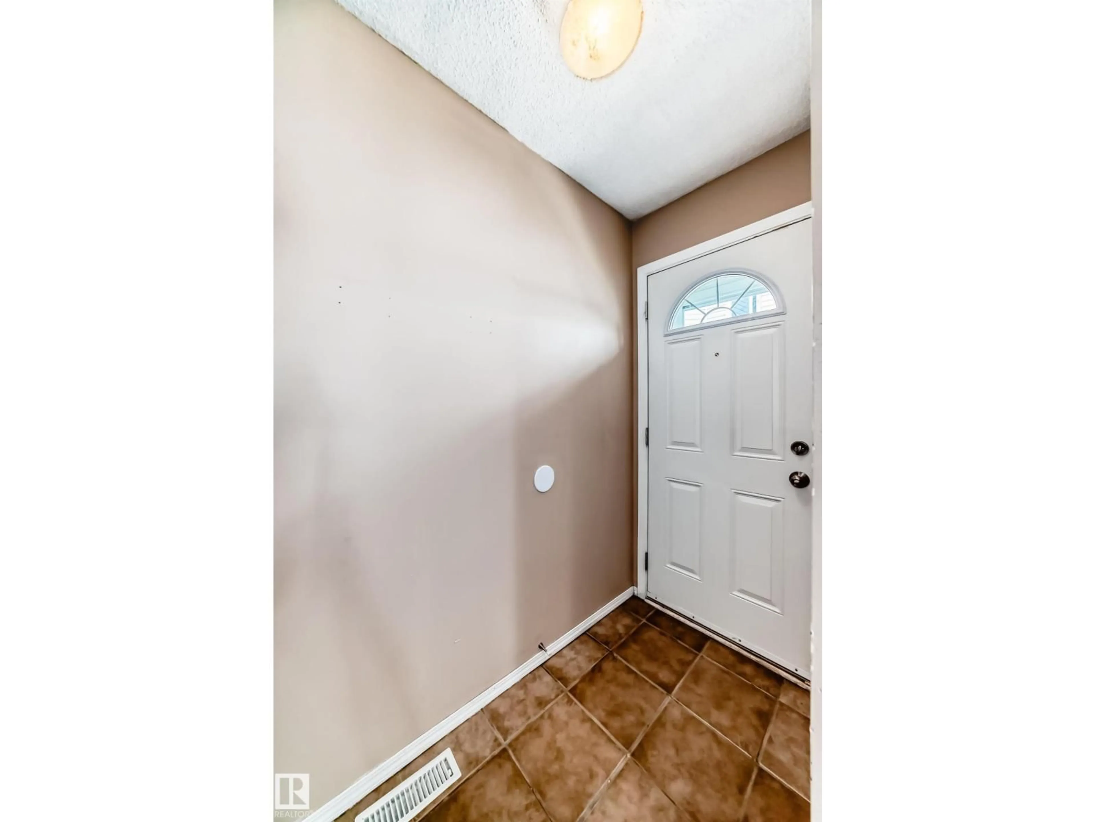 Indoor entryway for 4506 20 AV, Edmonton Alberta T6L4E8