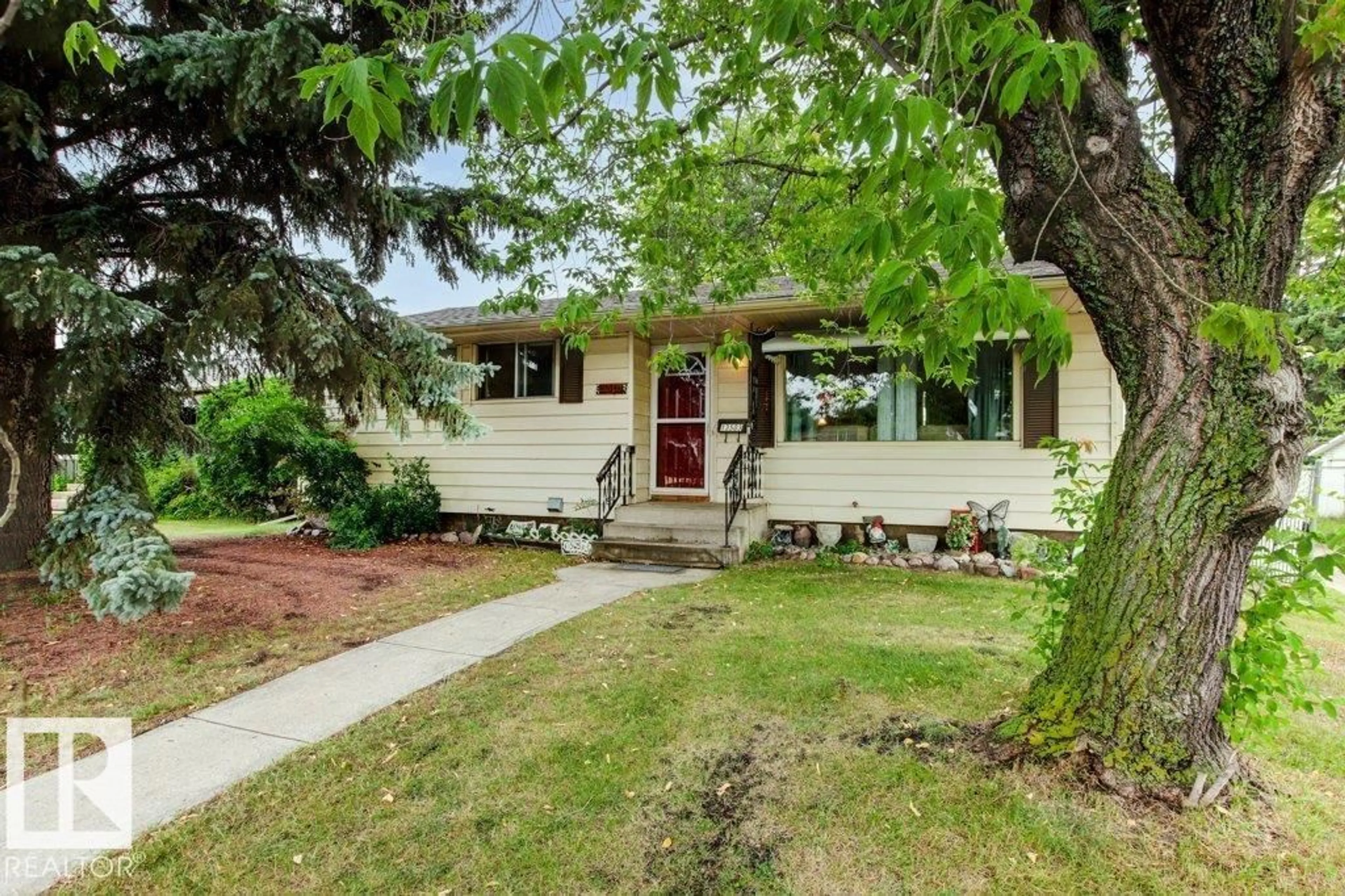 Home with vinyl exterior material, street for 13503 115 ST, Edmonton Alberta T5E5G9