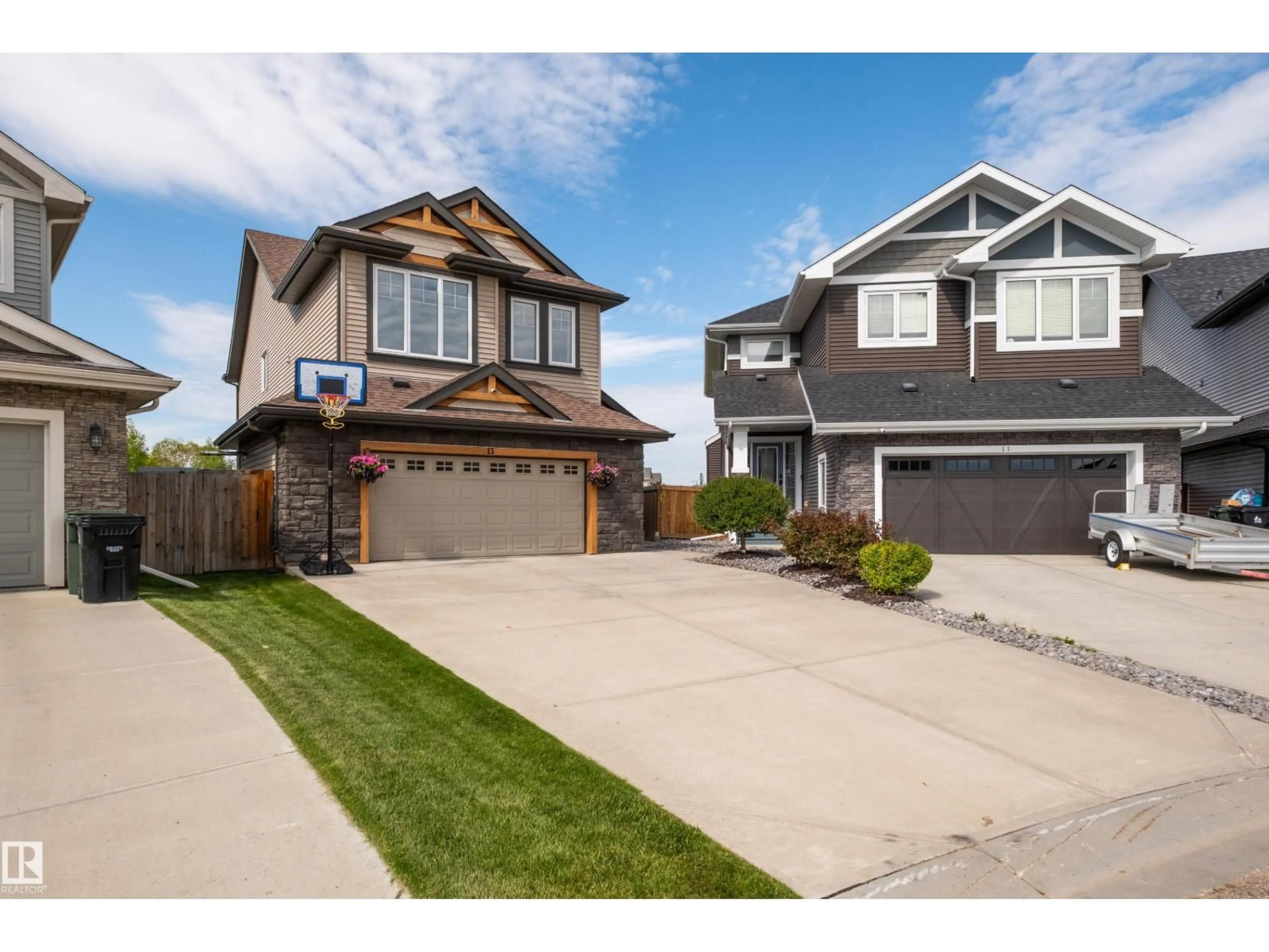 Home with vinyl exterior material, street for 13 MEADOWLINK GA, Spruce Grove Alberta T7X0G7