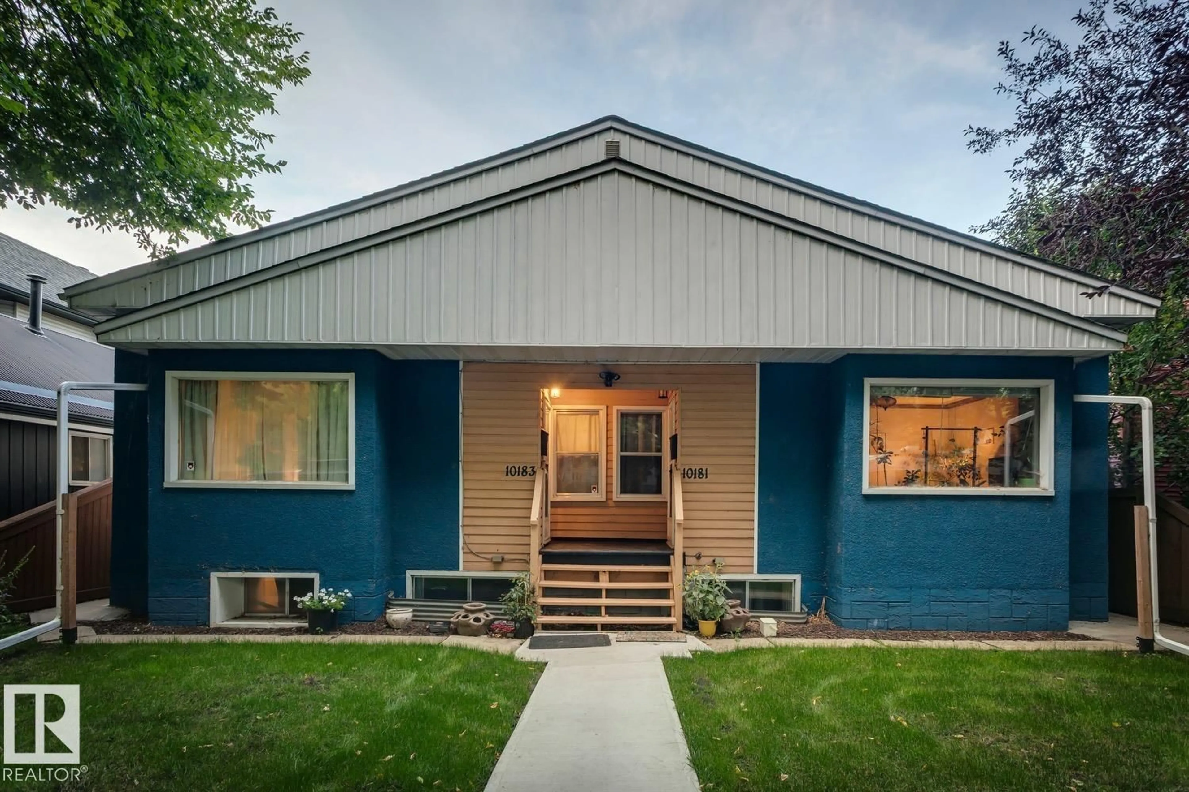 Home with vinyl exterior material, street for 81 - 10183 92 ST, Edmonton Alberta T5H1T1