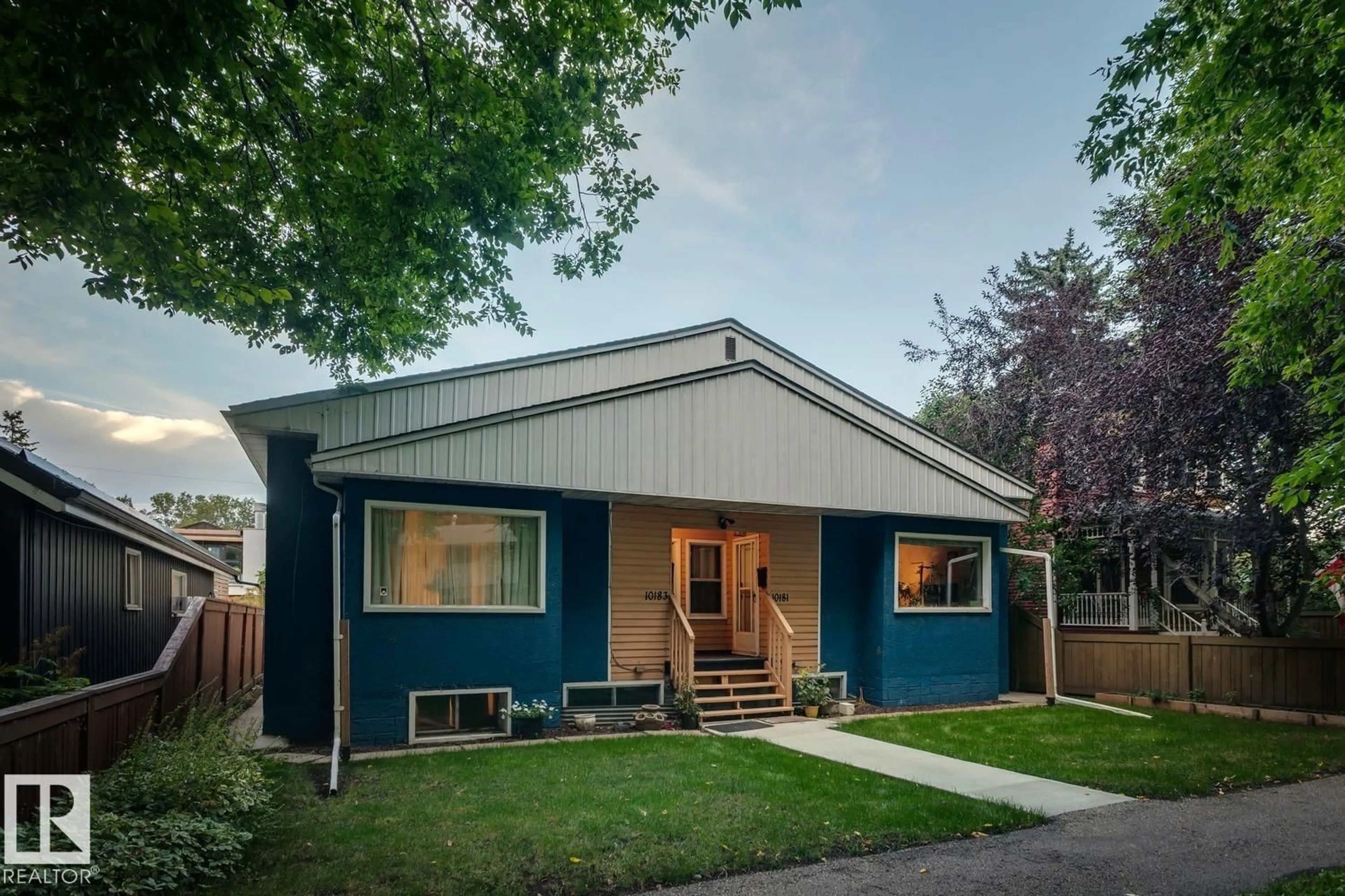 Home with vinyl exterior material, street for 81 - 10183 92 ST, Edmonton Alberta T5H1T1