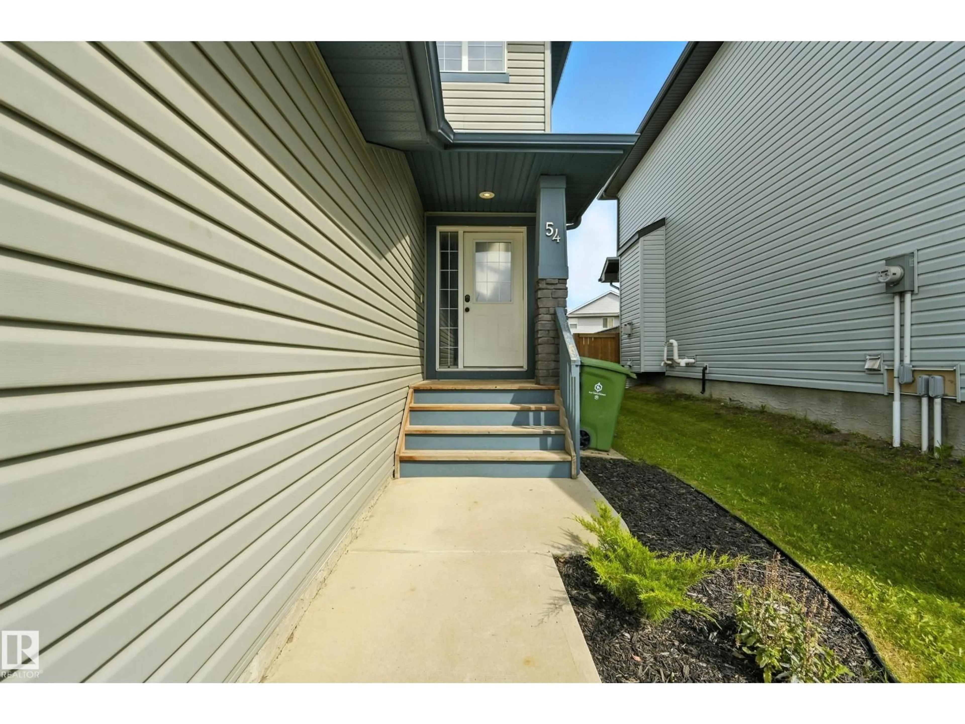 Indoor entryway for 54 WOODBRIDGE LI, Fort Saskatchewan Alberta T8L0H8